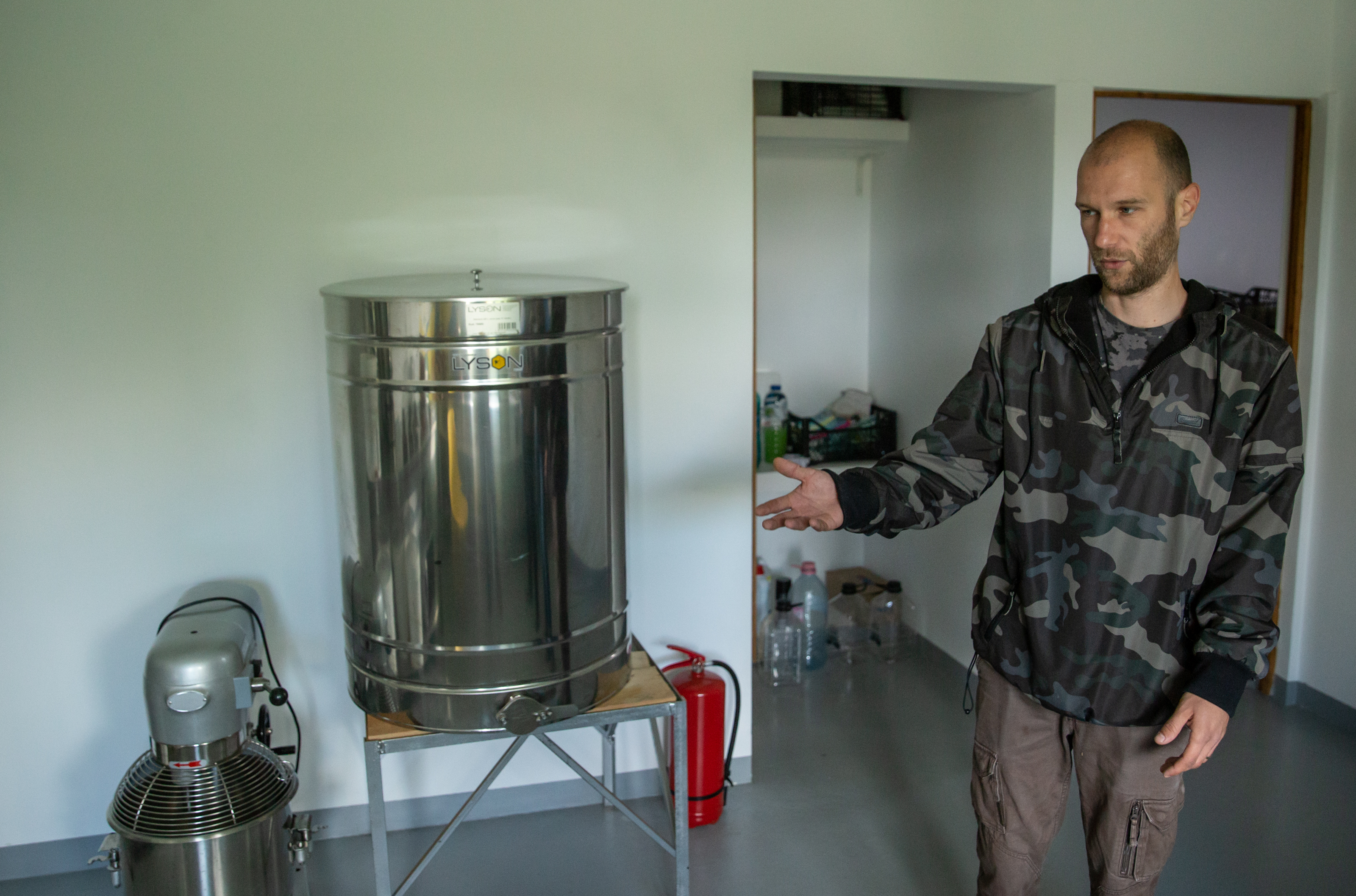 Miere și optimism în criza COVID-19. Un mic producător din Buzău vinde “mâncăruri primitive” și vrea să reînvie băutura dacilor