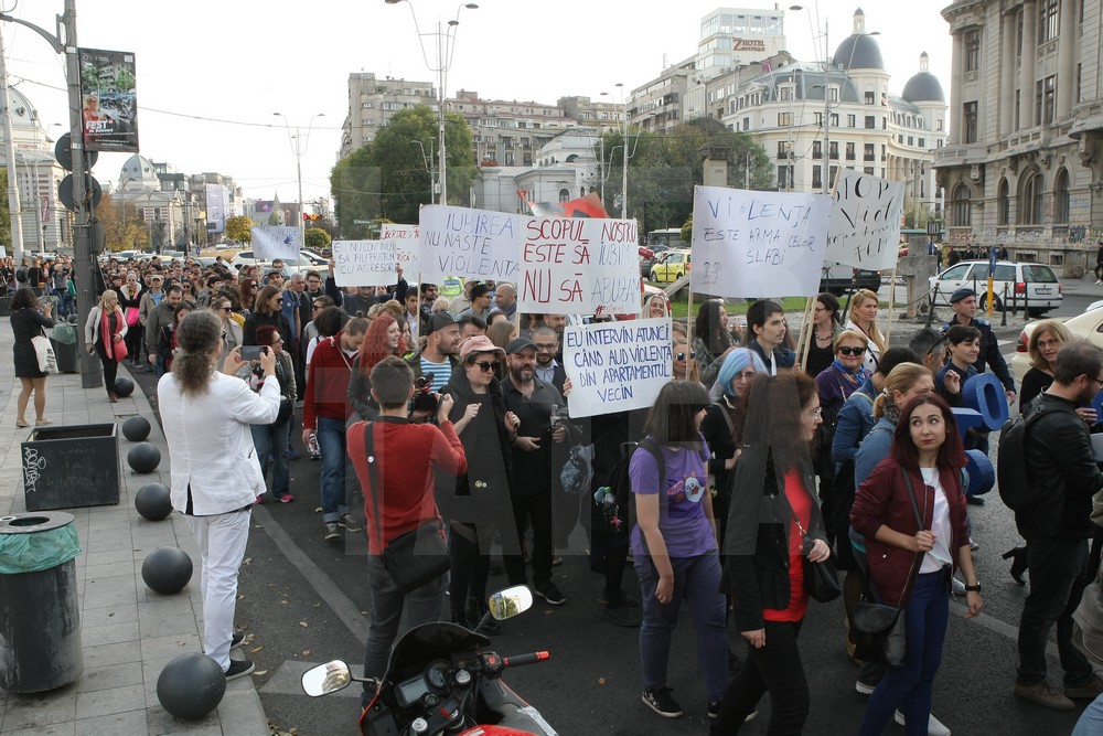 GALERIE FOTO/ Marş împotriva violenţei domestice, în Bucureşti: "Împreună pentru siguranţa femeilor"