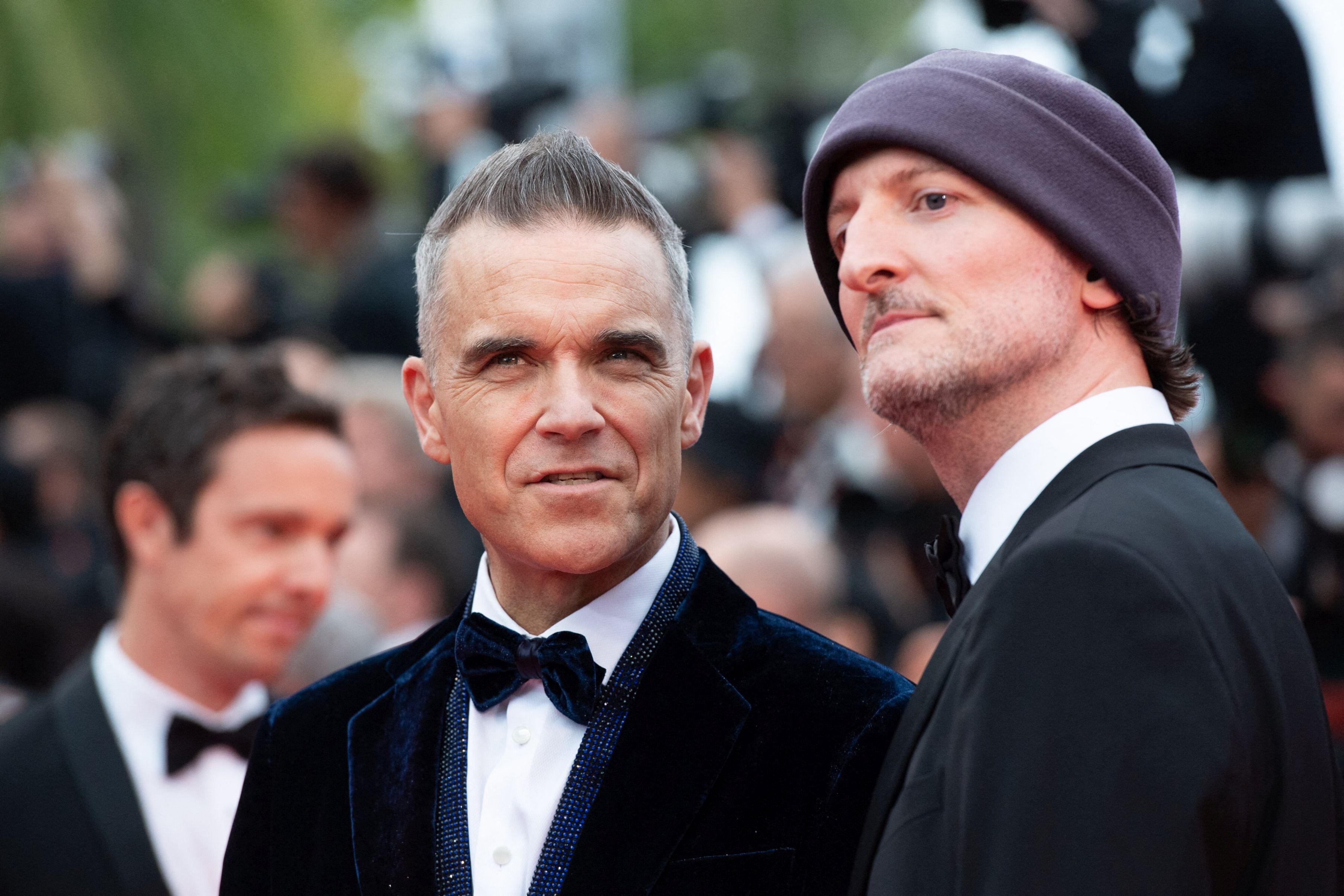 FOTO. Robbie Williams, lecție de eleganță la Cannes. A venit să vadă filmul cu DiCaprio și De Niro. Peste două săptămâni vine la București