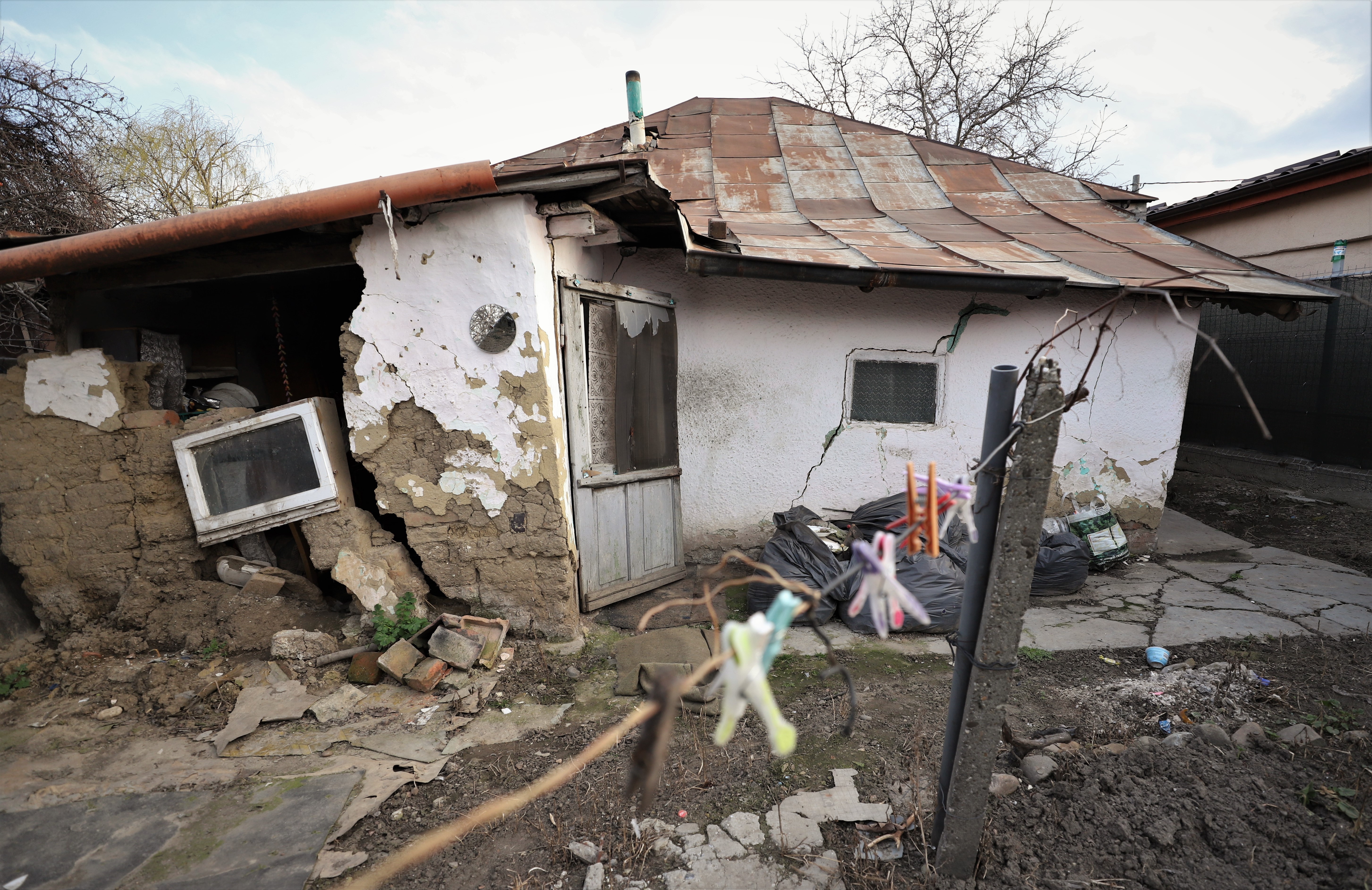 REPORTAJ. La 26 de ani, Andrei veghează la căpătâiul mamei căzute la pat. S-a împrumutat 700 de lei ca să ia o ușă pentru casa lor care stă să cadă: „Muncesc să am grija ei! N-o s-o părăsesc niciodată!”