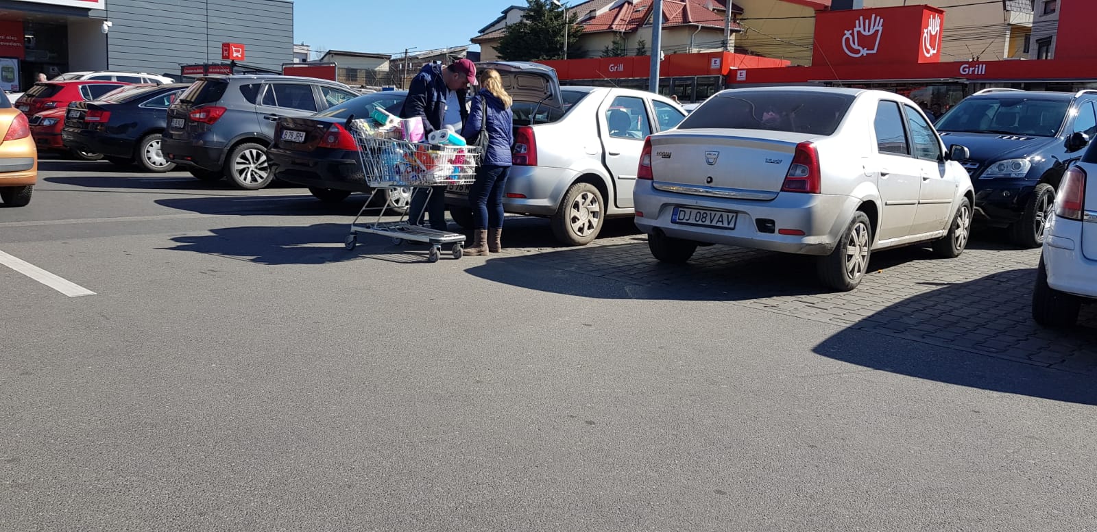 FOTO | Cozi la supermarketuri, de teama coronavirusului: „Ca de Crăciun, Paște sau 1 Mai a fost”