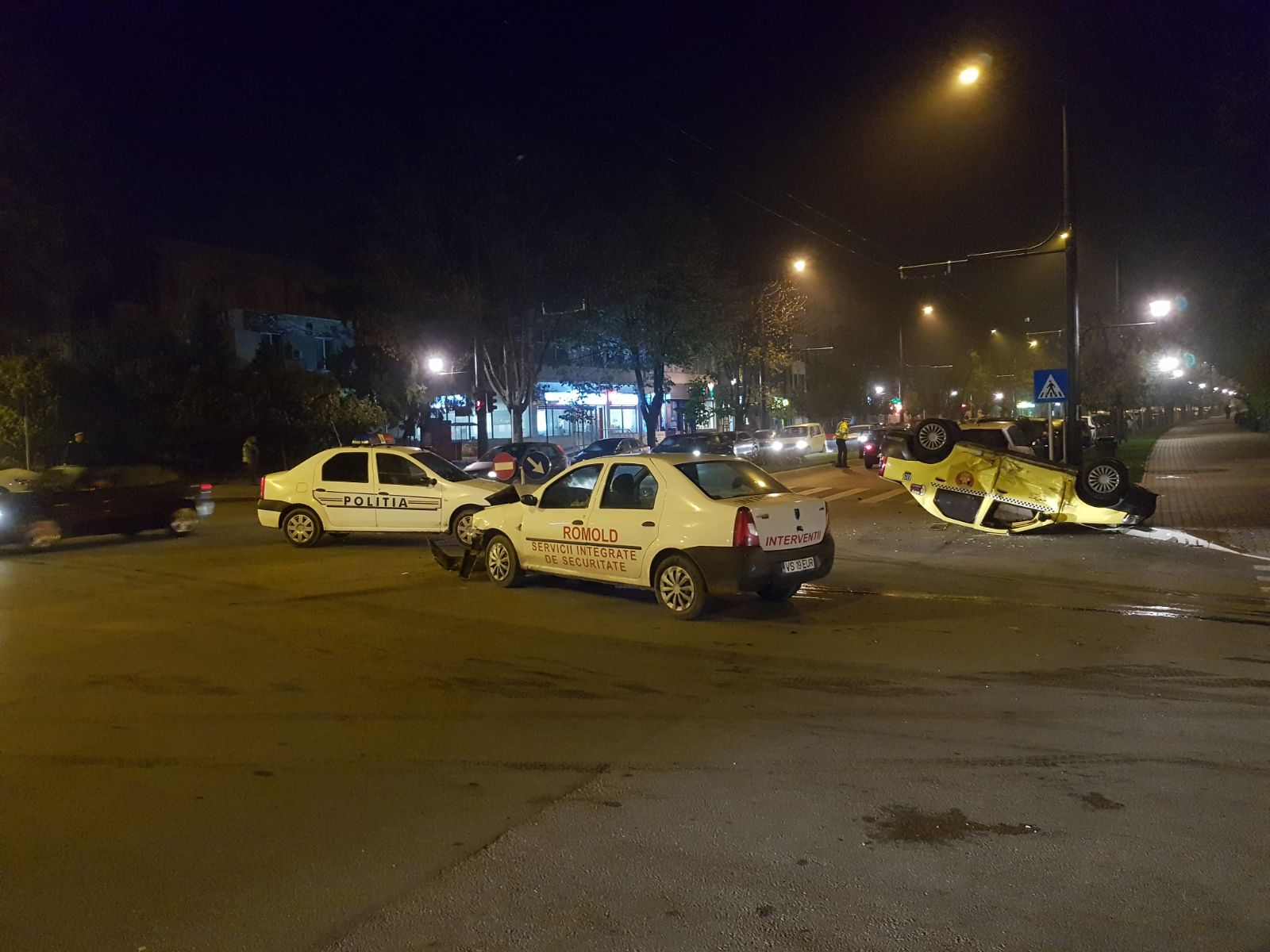 S-a răsturnat cu taxiul în urma unui accident spectaculos în Vaslui. Șoferul, la un pas de moarte | FOTO