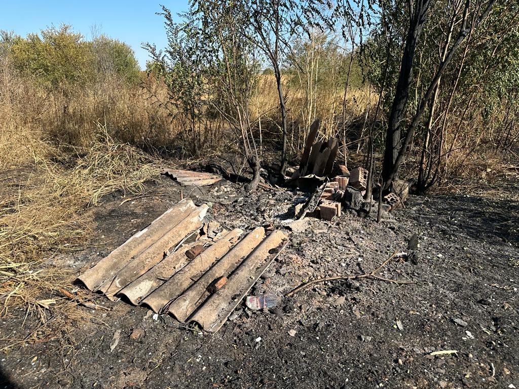 FOTOREPORTAJ Pompierii încă intervin în zona exploziei, oamenii spun că n-au primit ajutor: „Stăteam lângă o bombă și nu știam!”
