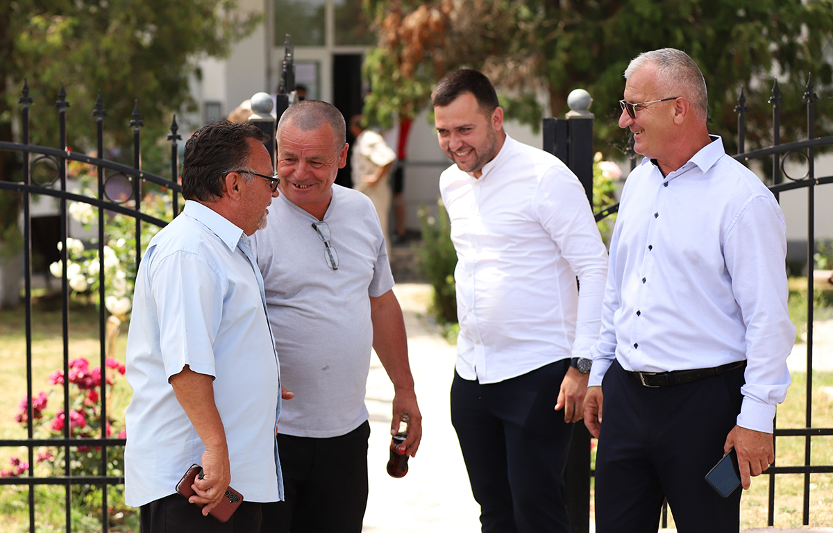 REPORTAJ Alegeri 2024 | Poliție, jandarmi și o bunică speriată de propria nepoată la Belciugatele: „M-a făcut în tot felul că am urcat în mașina primarului!”