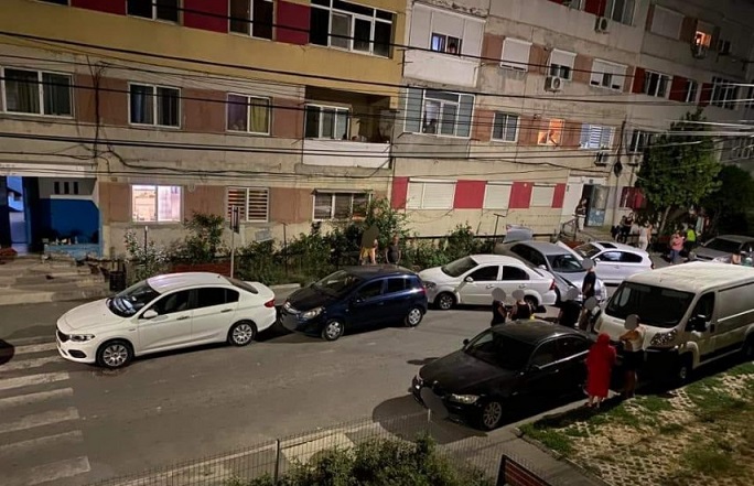 Un șofer beat a scos zeci de oameni din case la Cernavodă, după ce a intrat într-un șir de mașini parcate