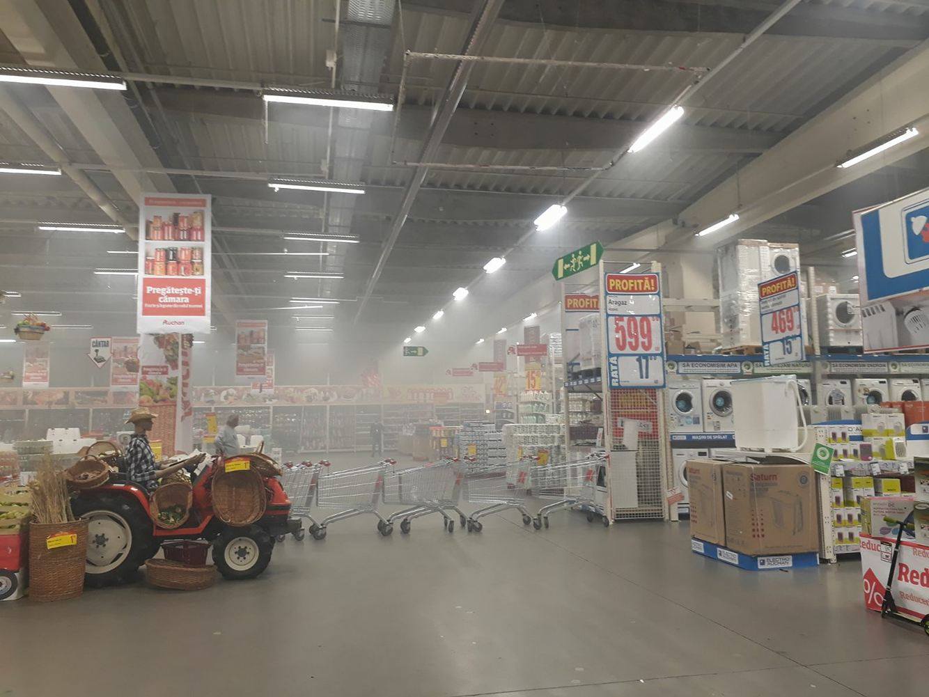 Incendiu la un hipermarket din Capitală. Clienții, evacuați de urgență | FOTO