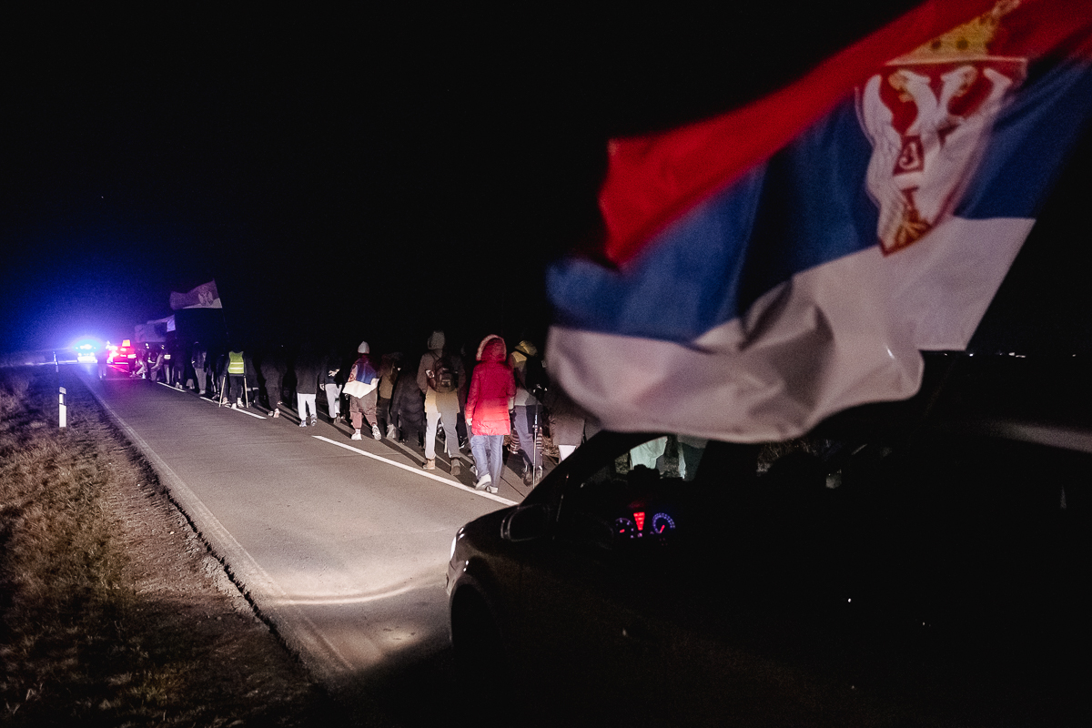 Cum protestează studenții sârbi prin marș și de ce strigă numele Laurei Kovesi