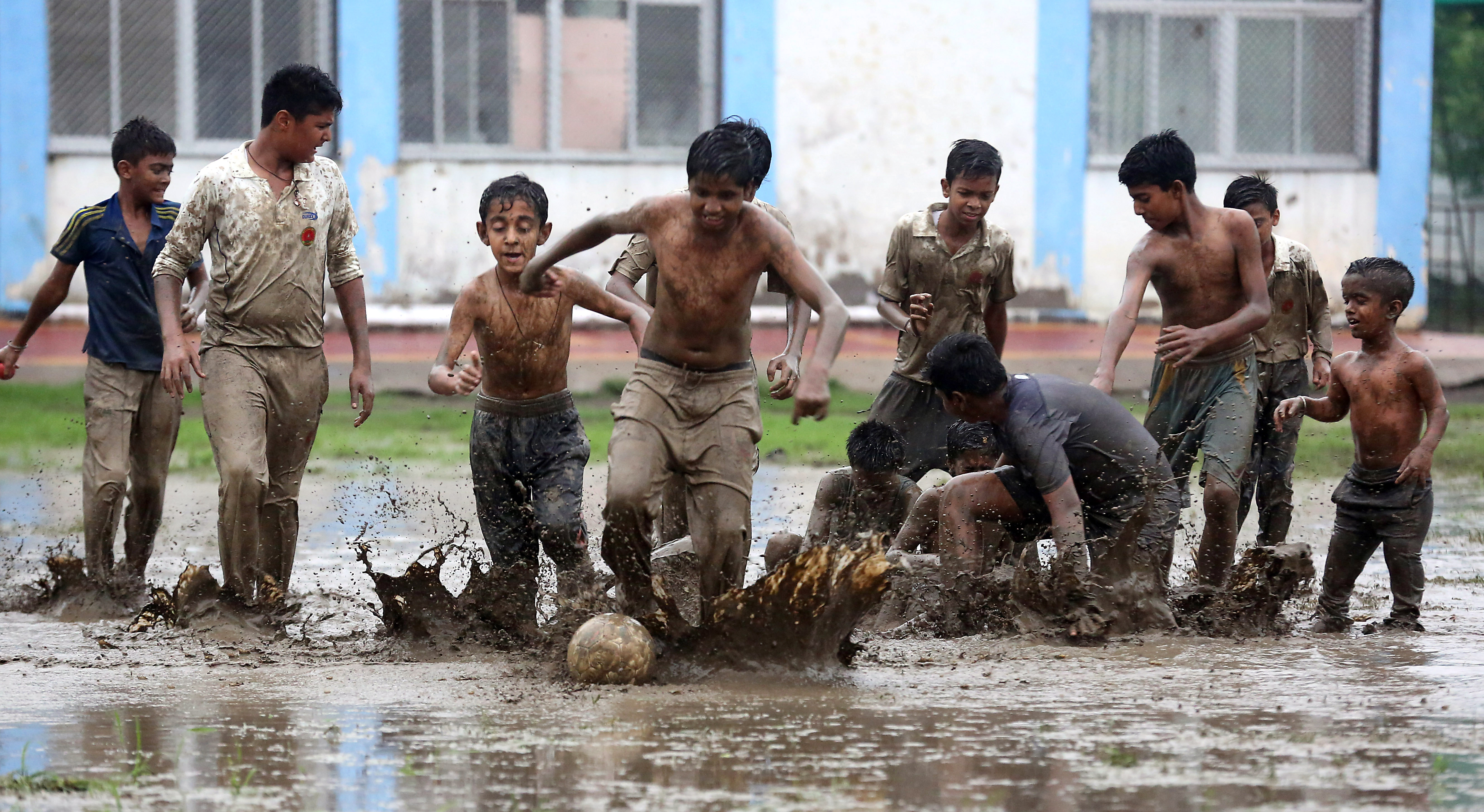 Copiii din India joacă fotbal în noroi, inspirați de idolii de la Cupa Mondială 2018 | GALERIE FOTO&VIDEO