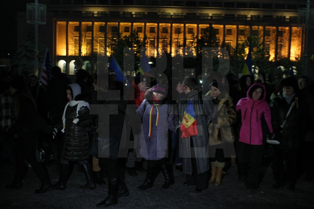UPDATE. Protest, miercuri seara, în Piața Victoriei. ”Uniți toți, scăpăm țara de hoți!”. Hora frăției, în fața Guvernului / GALERIE FOTO