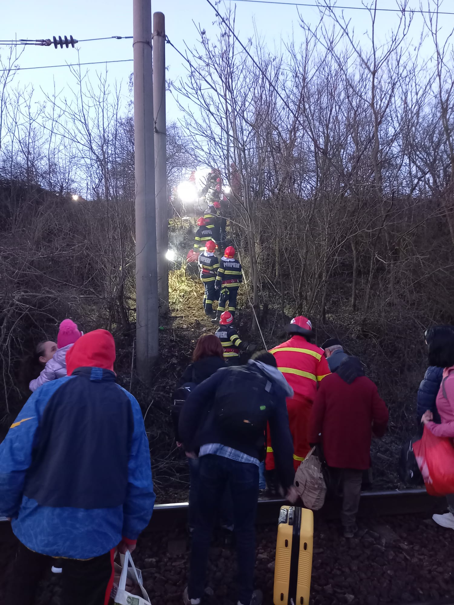 Incident feroviar în Teleorman: marfar încărcat cu mașini, lovit de un tren cu pasageri. Inițial, autoritățile au anunțat că marfarul a deraiat
