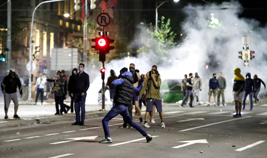 Proteste violente la Belgrad, după ce s-a decis reluarea stării de urgenţă din cauza COVID-19. Oamenii au intrat în clădirea Parlamentului