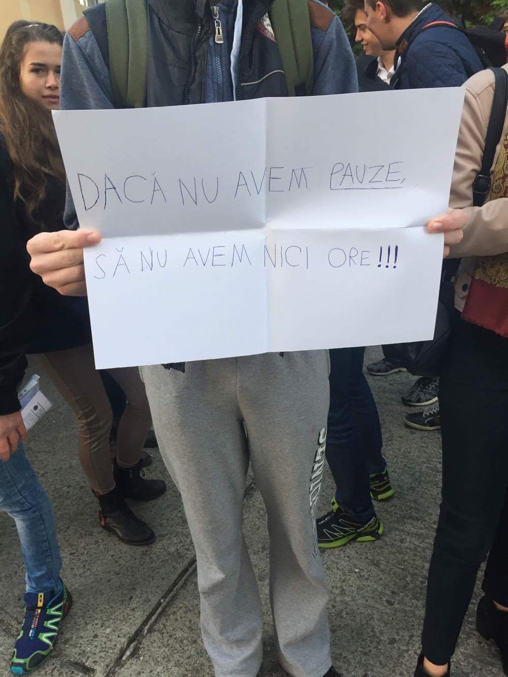 UPDATE: Demisie a directoarei colegiului din Târgu Mureș unde sute de elevi protestează. Unii dintre ei s-au urcat pe acoperișul de la intrarea în școală | VIDEO
