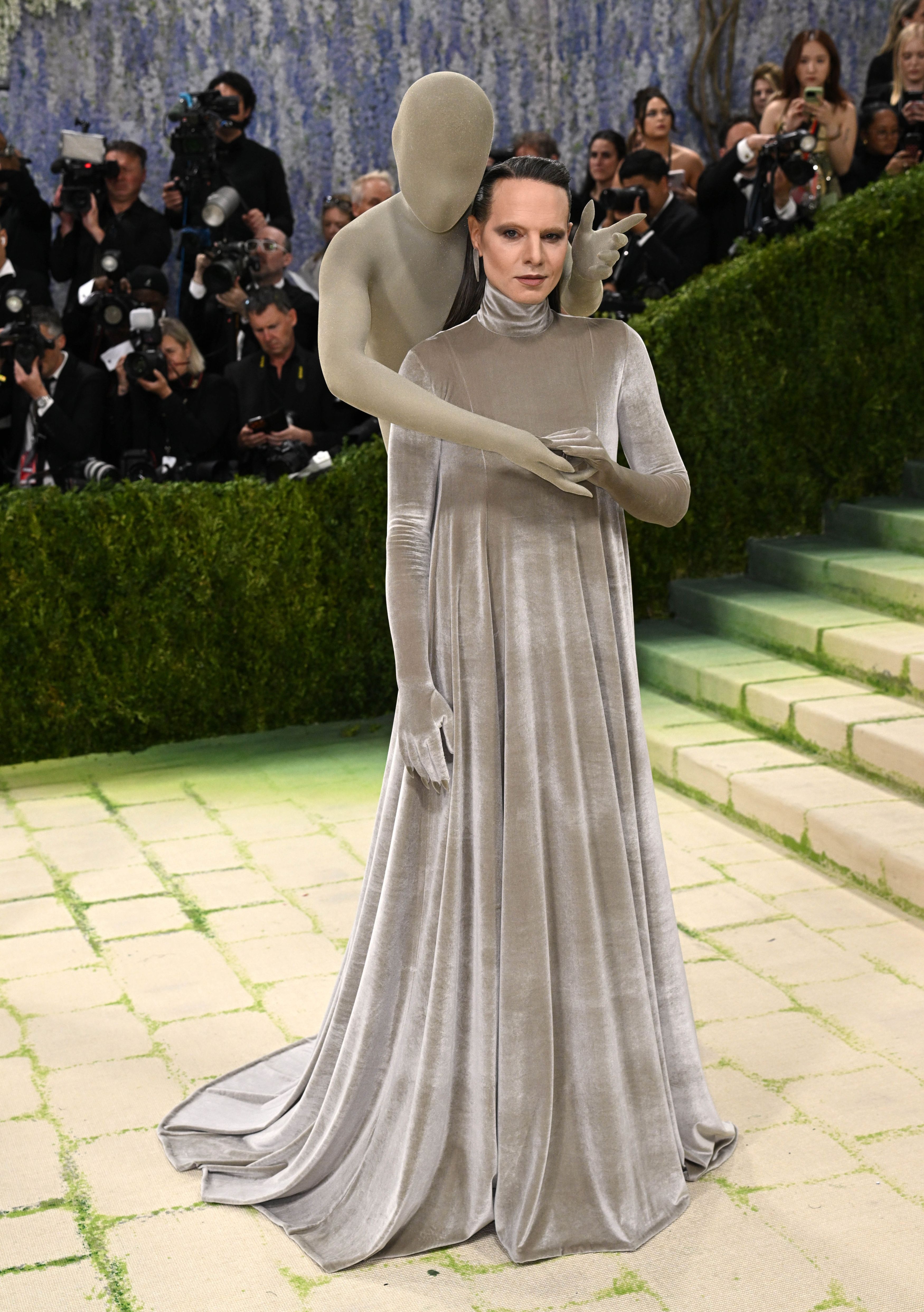 Vedete pe „covorul pietruit” la Met Gala 2026. De la rochii impresionante la alegeri controversate