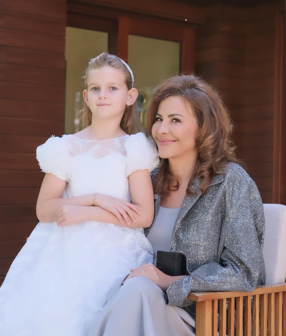 Fotografii cu casa în care locuiesc Adina Alberts și Viorel Cataramă. Vila arată ca un muzeu, la fel și grădina, unde au o fântână arteziană cu statui