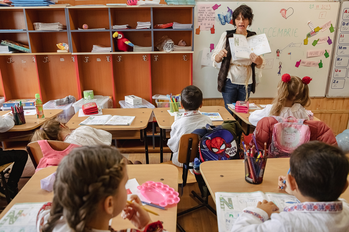 SPERANȚĂ. Într-o școală din Olt, o profesoară îi învață pe copiii cu părinți în străinătate să creadă că tinerii pot reuși și în țară: „Se pot realiza oriunde, numai să găsească oamenii potriviți”