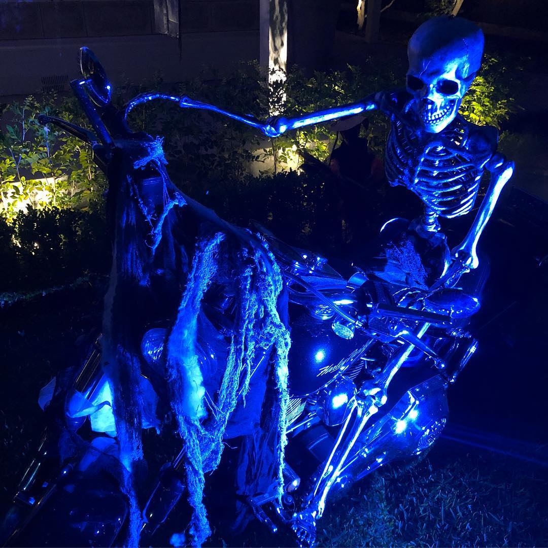 Cum a sărbătorit Darren Cahill de Halloween. Antrenorul Simonei Halep s-a distrat printre scheleți | GALERIE FOTO