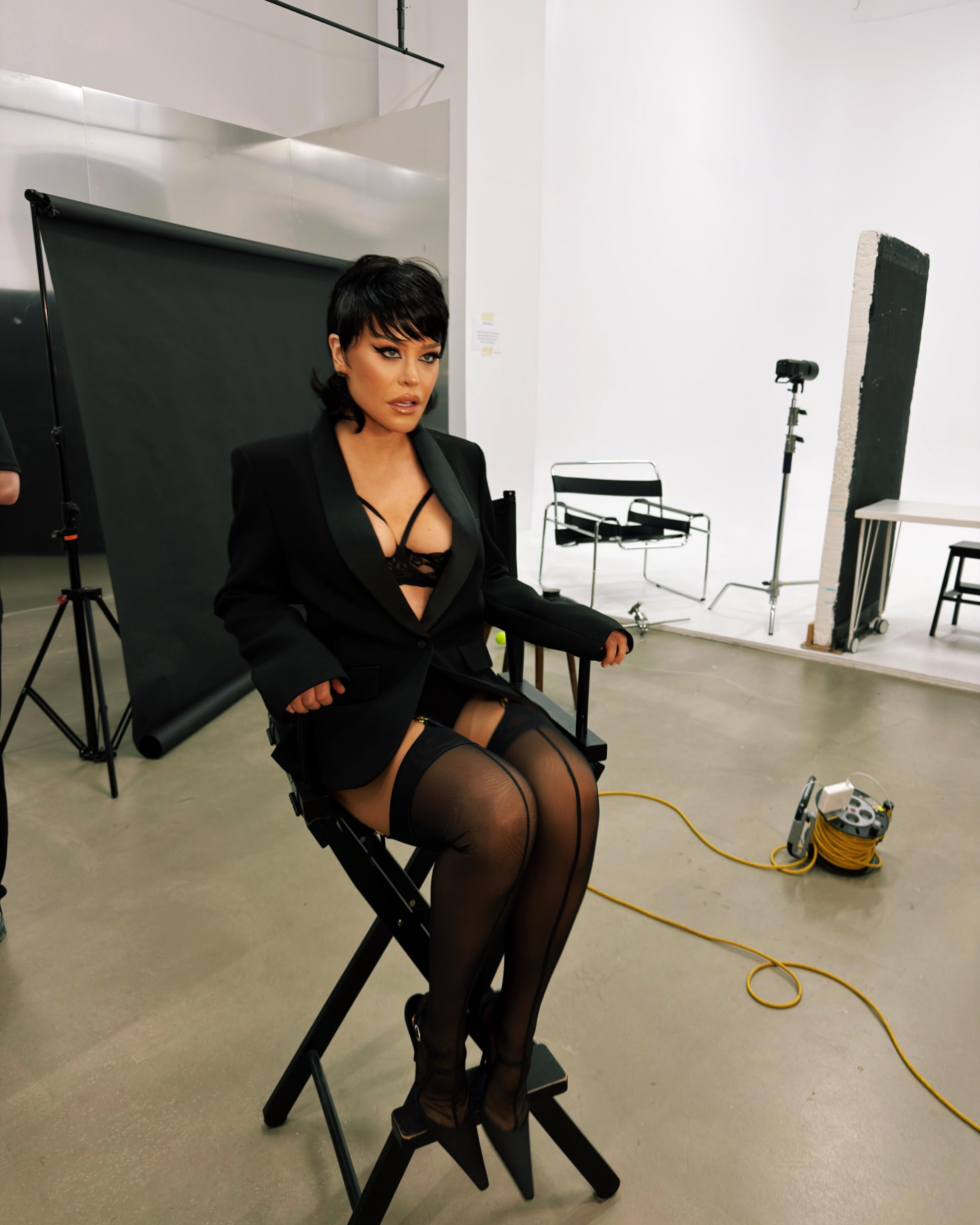 Imagini cu Loredana Groza brunetă și tunsă scurt. Schimbare radicală de look pentru artistă