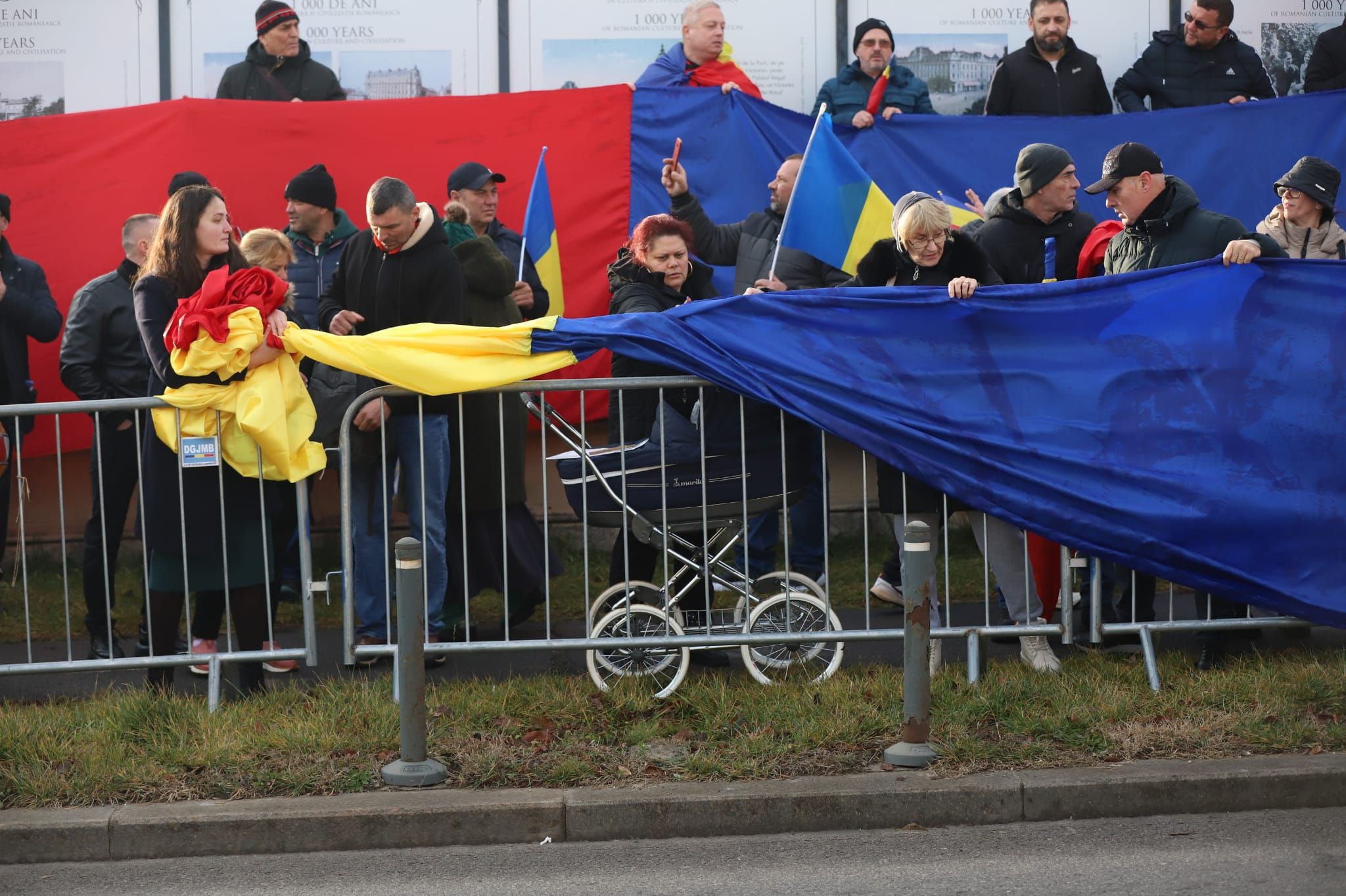Călin Georgescu i-a chemat la București să protesteze în numele lui, iar el a plecat din țară. Primele imagini cu susținătorii ajunși în Capitală