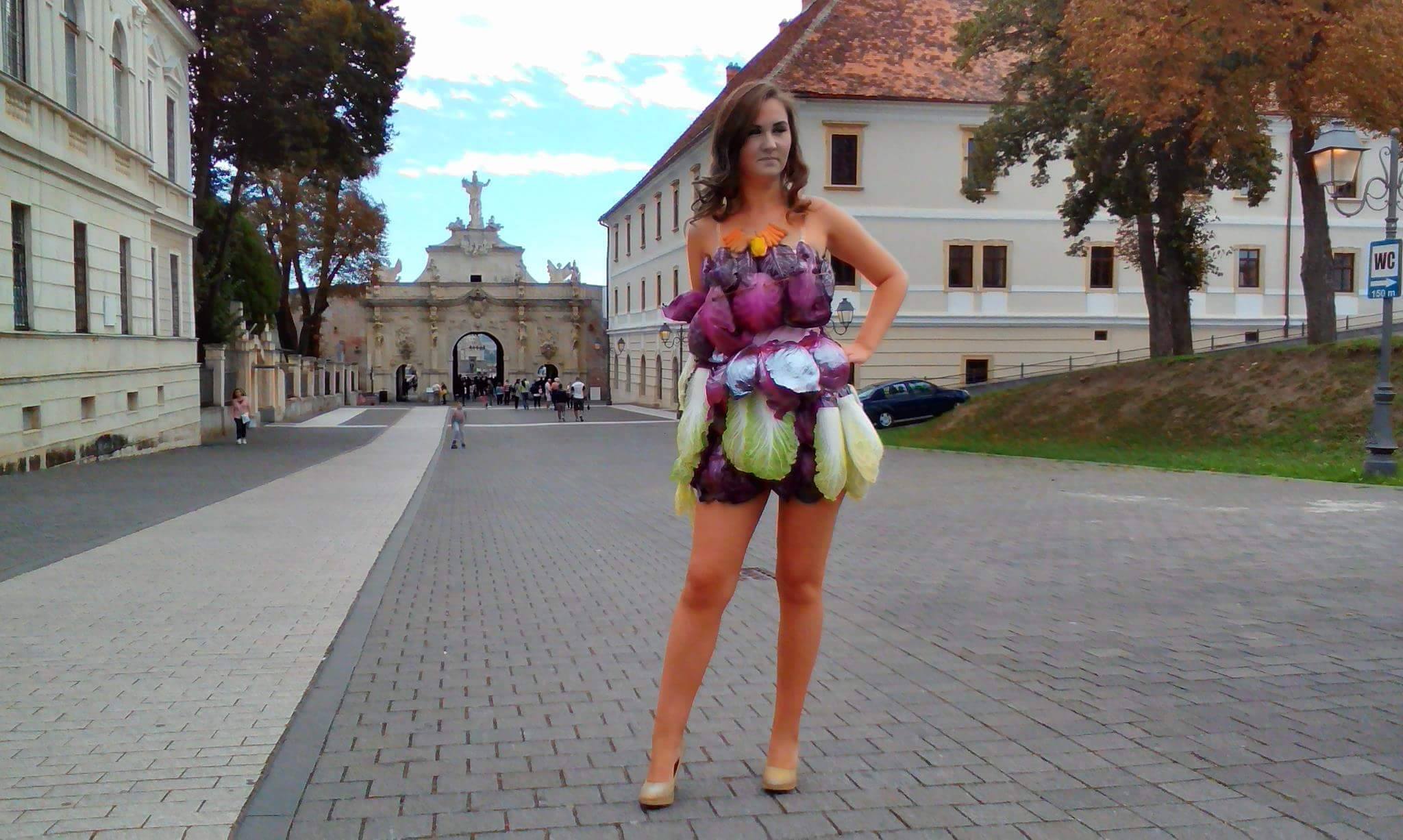 EXCLUSIV REPORTAJ/ Fashion Food la Alba Iulia: Un bucătar excentric face haine și accesorii din alimente. Spectatorii pot mânca direct de pe modele!/ VIDEO