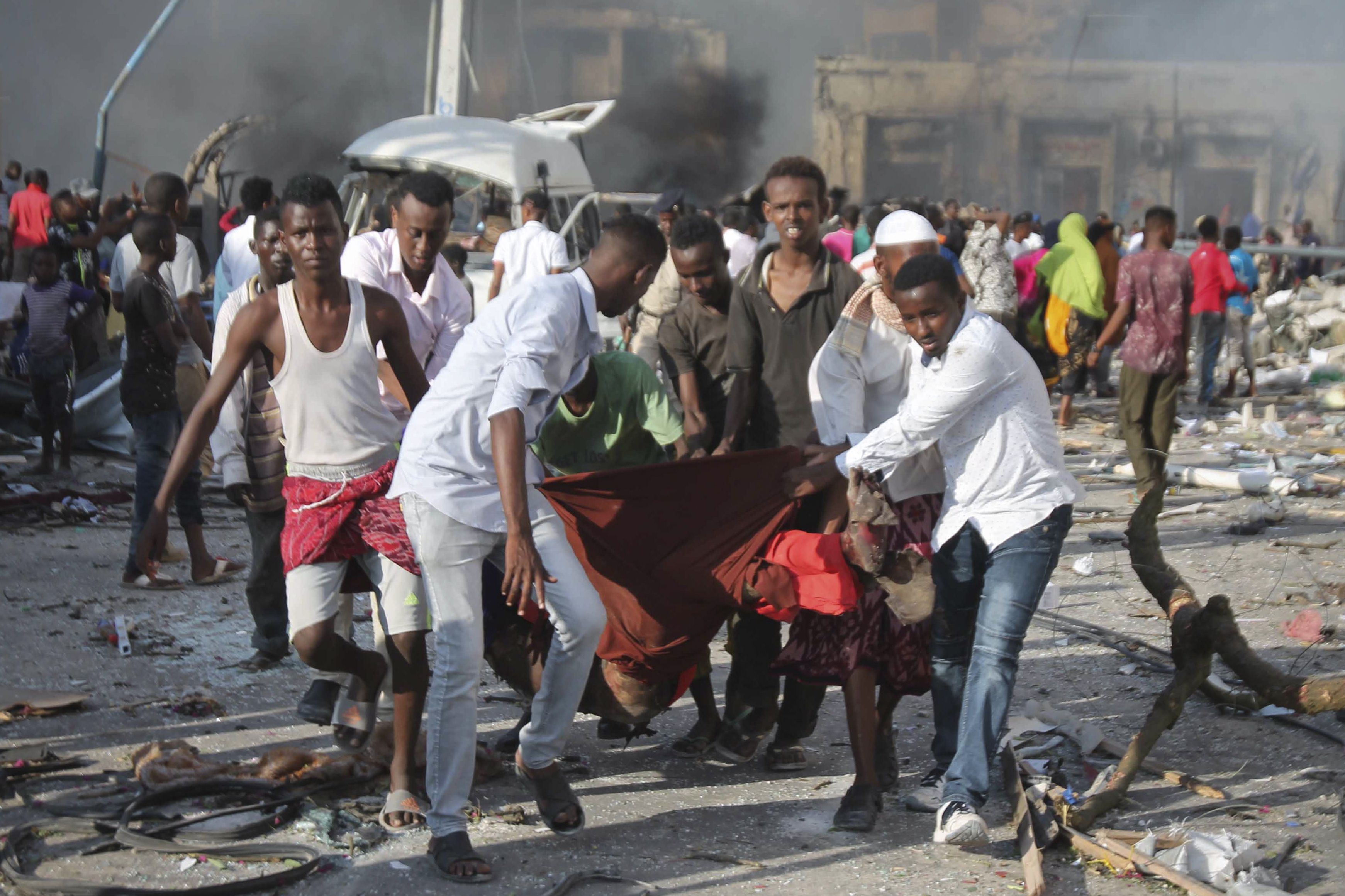FOTO| Bilanțul victimelor atacului cu bombă din Somalia a depășit 230 de morți