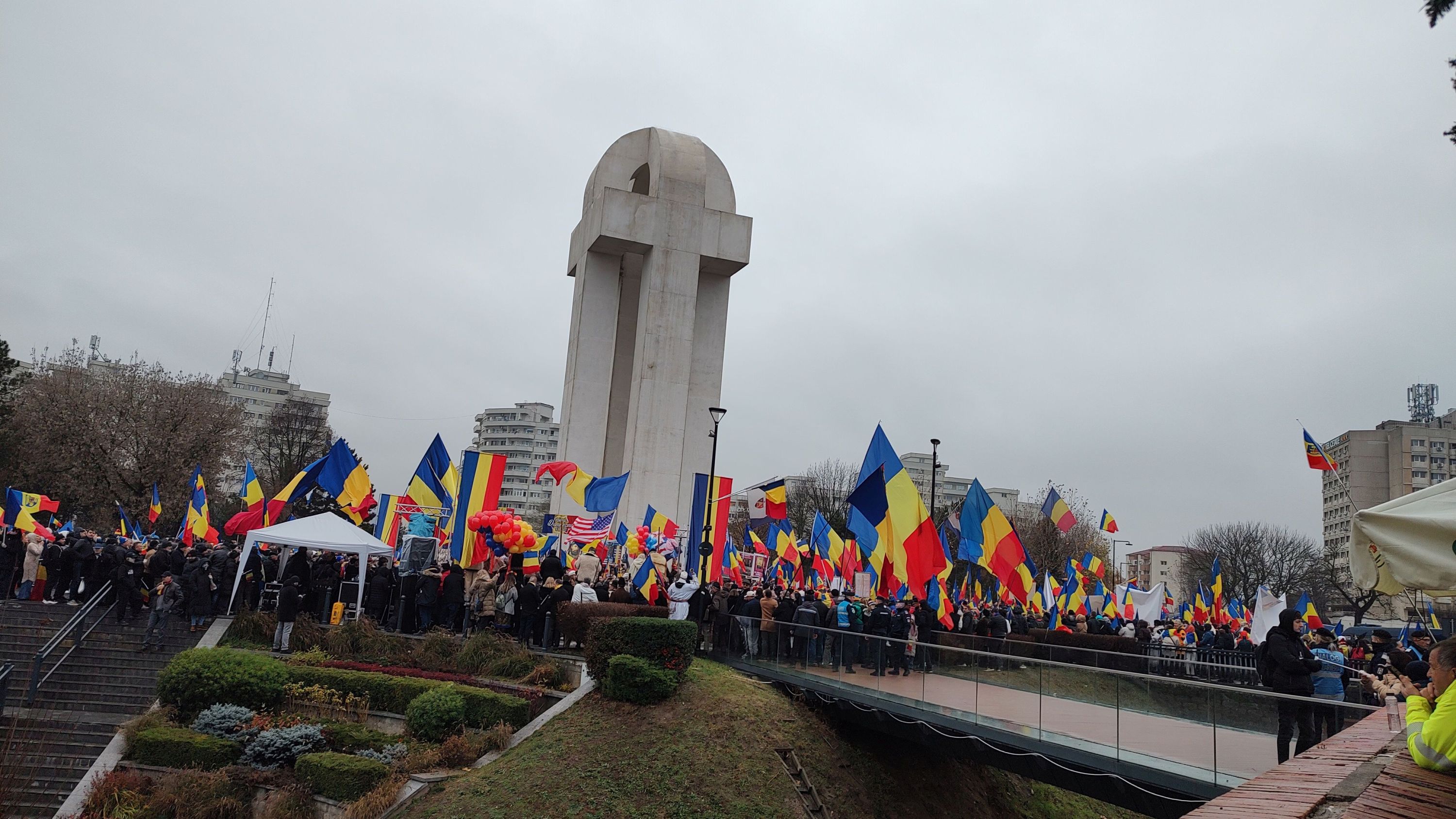 Ziua Națională în Suveranistan. Cum au ocupat Alba Iulia fanii lui Georgescu, Simion și Șoșoacă. Huiduieli fără precedent la intonarea imnului