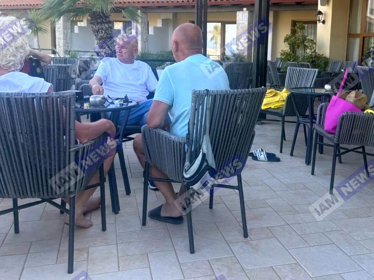Sorin Oprescu, relaxat la masă cu prietenii, pe terasa unui hotel din Grecia. Fostul primar nu poate fi extrădat 