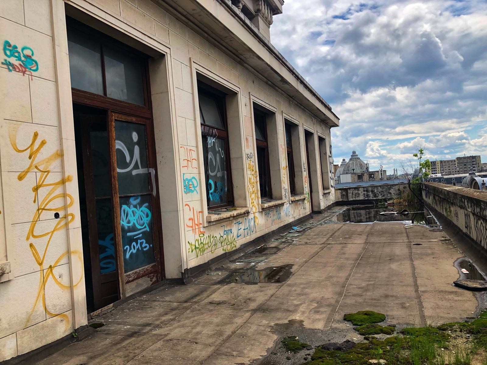 Blocul Rosenthal de pe Calea Victoriei intră în reparații. Fostul sediu al Băncii de Comerț Exterior, lăsat în paragină în ultimii 20 de ani / FOTO