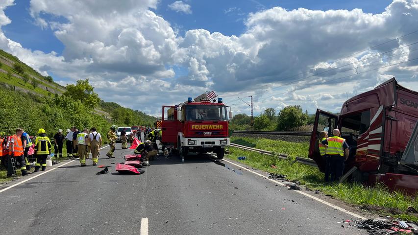 Un copil de 9 ani a văzut din cabină cum o mașină intră direct în camionul condus de tatăl lui și e pulverizată pe șosea, în Germania