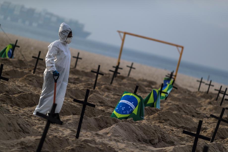 100 de morminte, săpate pe plaja Copacabana. Motivul pentru care au făcut asta voluntarii din Rio de Janeiro