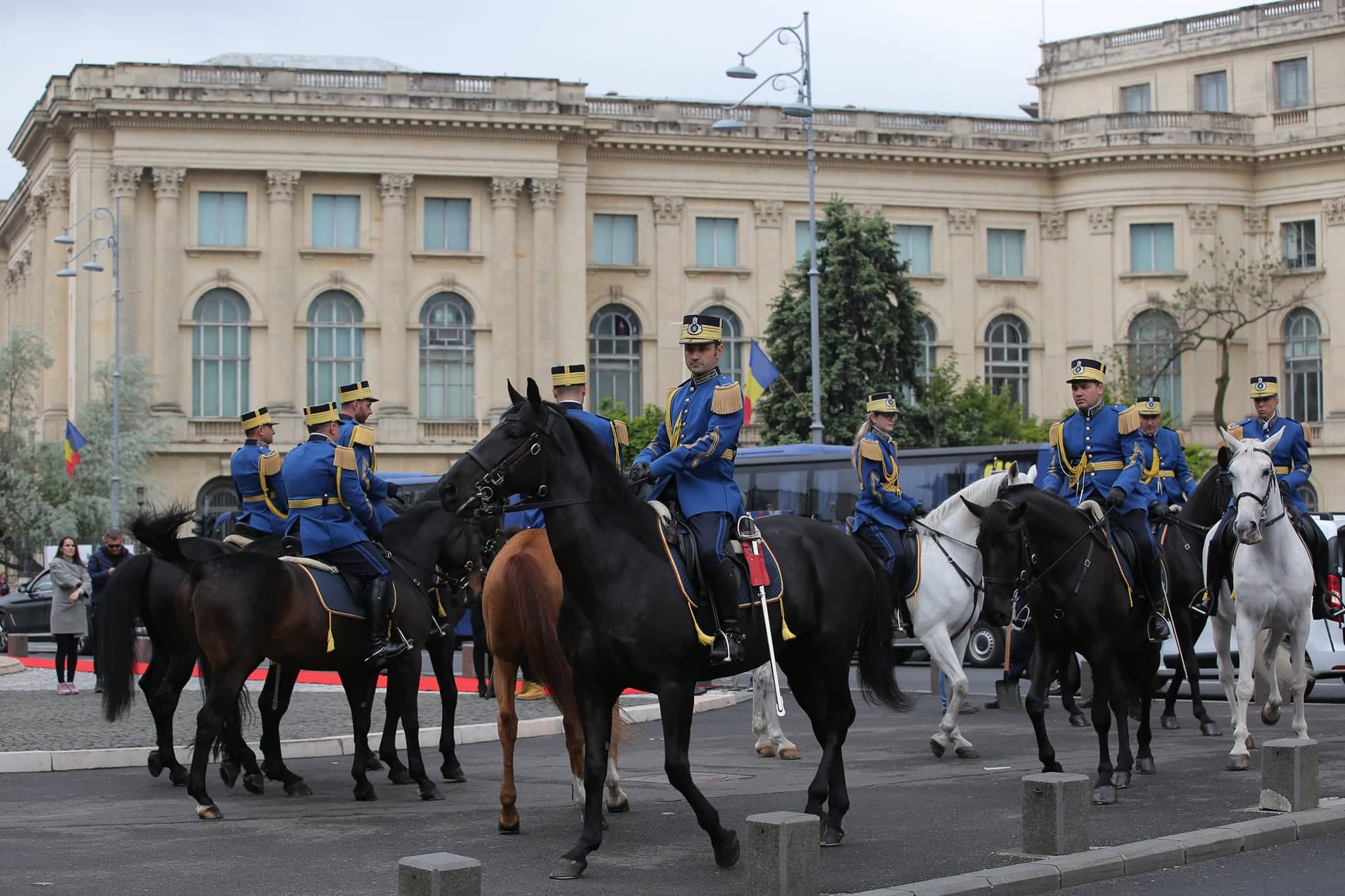 UPDATE. Ziua Regelui, marcată prin manifestări culturale. Ceremonie militară şi depuneri de coroane de flori la statuia Regelui Carol I din Piaţa Palatului Regal | FOTO&VIDEO