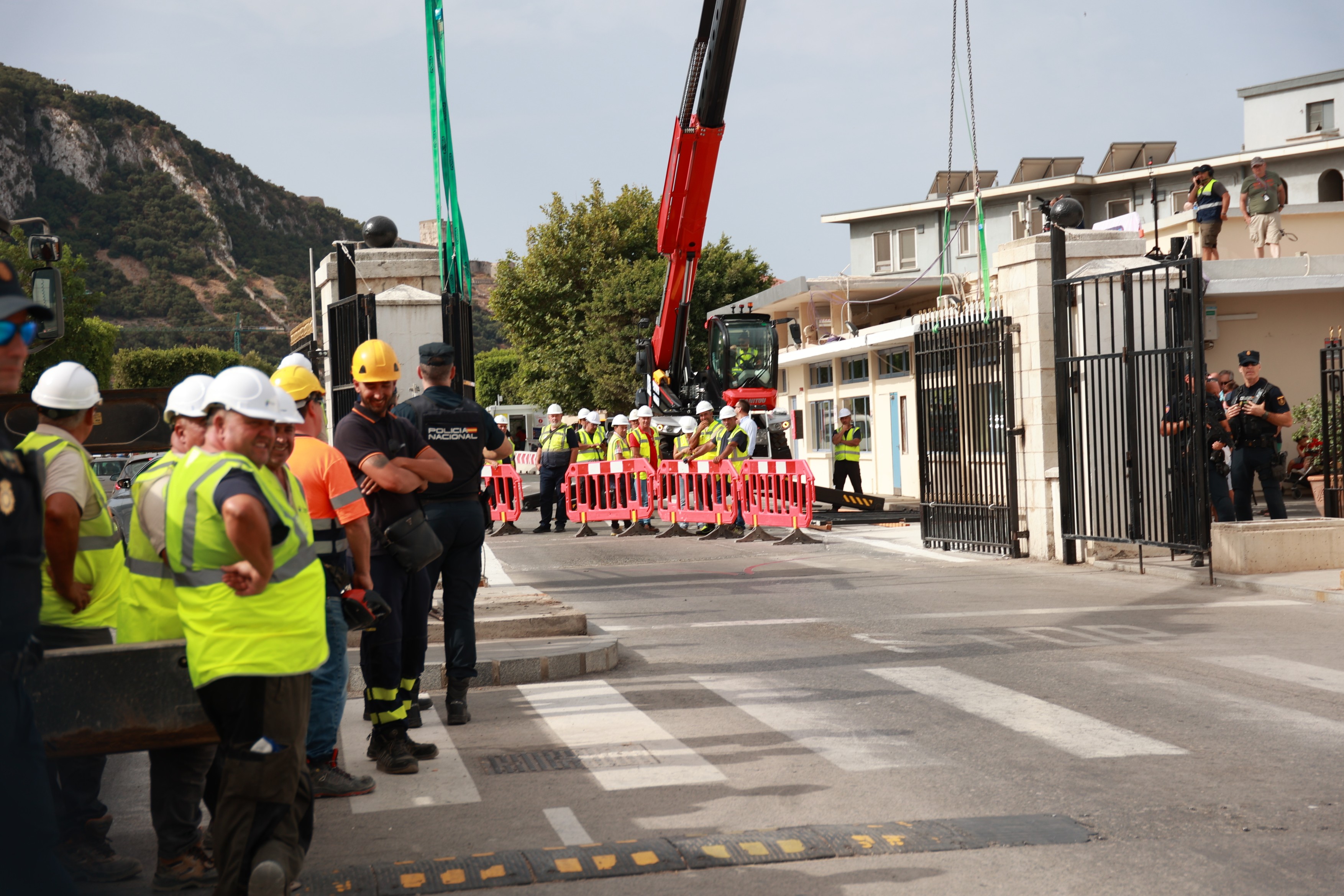 Gardul de frontieră care separa Gibraltar și Spania a fost scos, într-un moment istoric: „Ultimul zid din Europa a căzut”