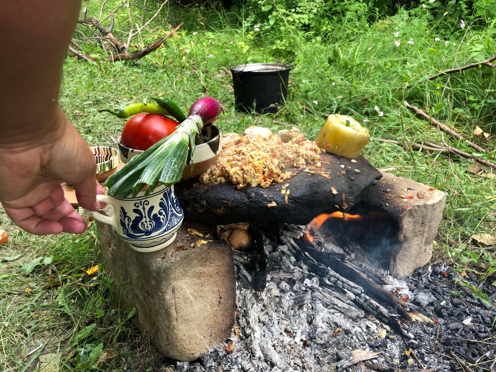 Omul de afaceri care și-a făcut bucătărie în mijlocul pădurii: „Pe mine mă strâng pereții”. Rețeta dezvăluită pentru Libertatea: aripioare de porc la ceaun