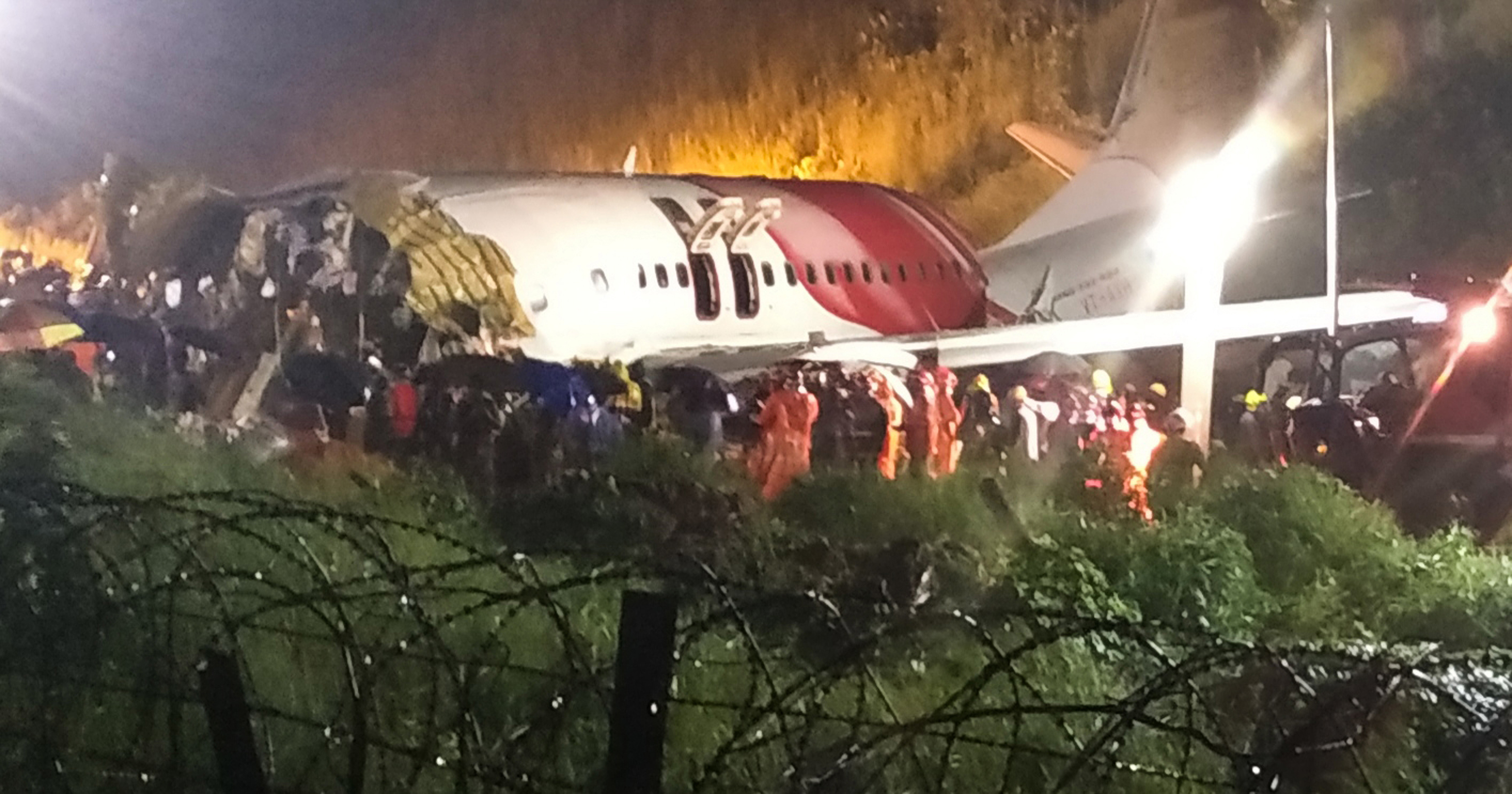 Un avion cu 190 de persoane la bord s-a prăbuşit la aterizare în India şi s-a rupt în două. Bilanţul deceselor a ajuns la 18