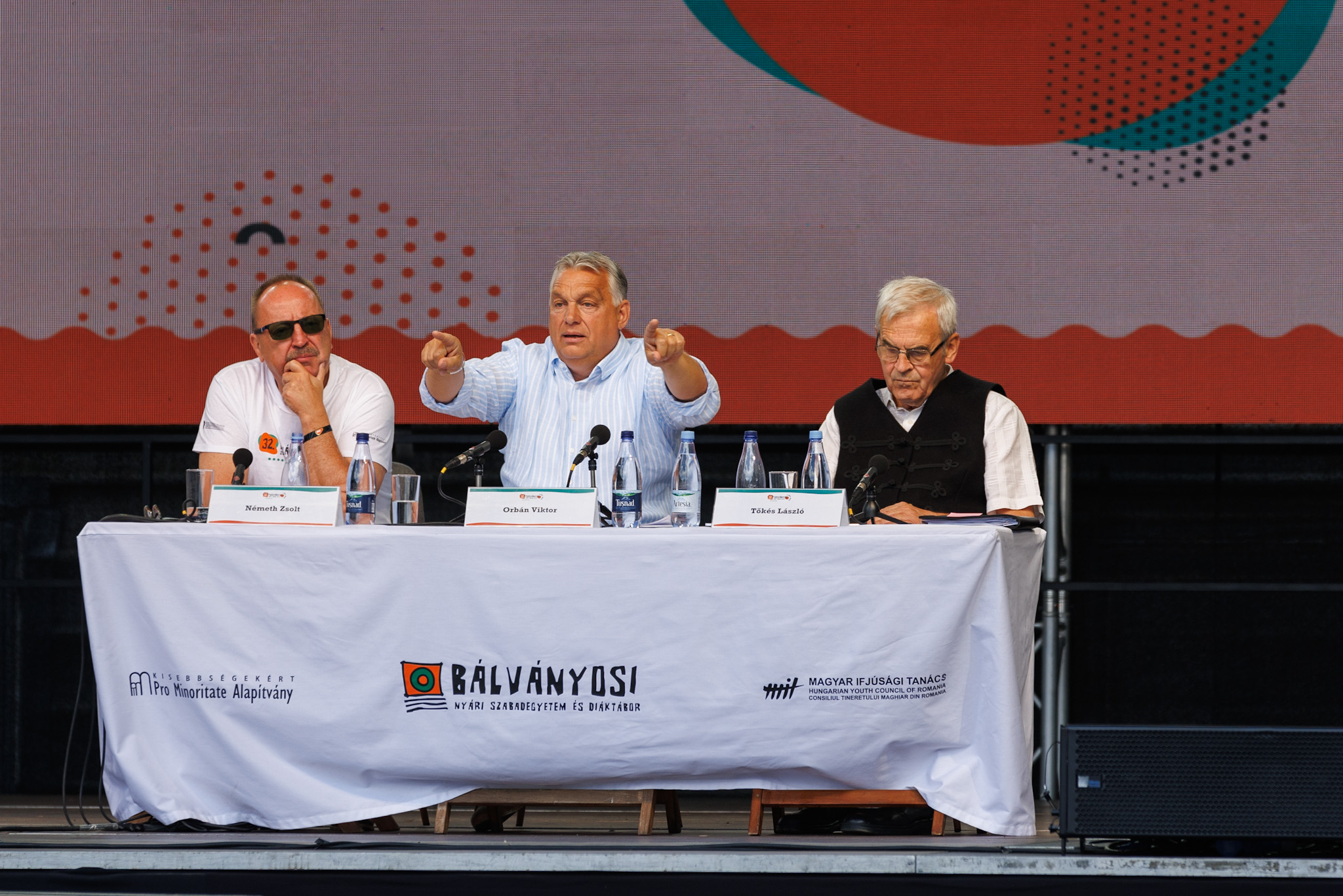 REPORTAJ. Cum s-au văzut de la fața locului protestul naționaliștilor români și discursul lui Viktor Orban de la Tușnad. „Nu sunt violentă, dau numai din gură”