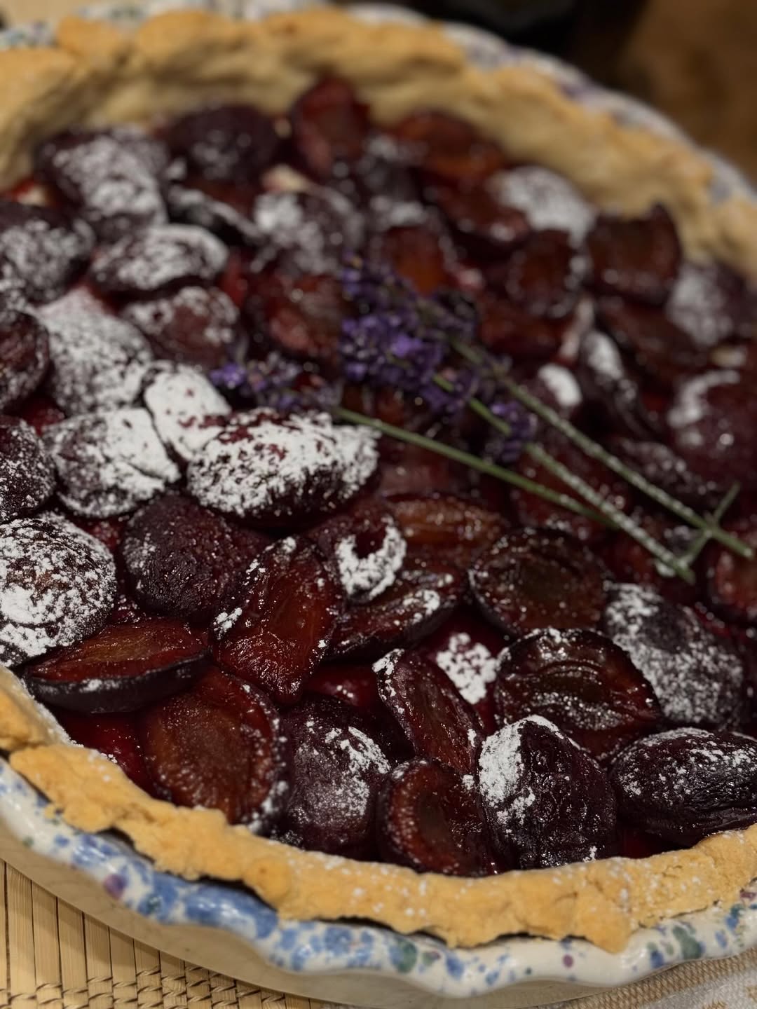 Tarta cu prune, desertul cu care Elwira Petre și-a cucerit familia. Rețeta pas cu pas