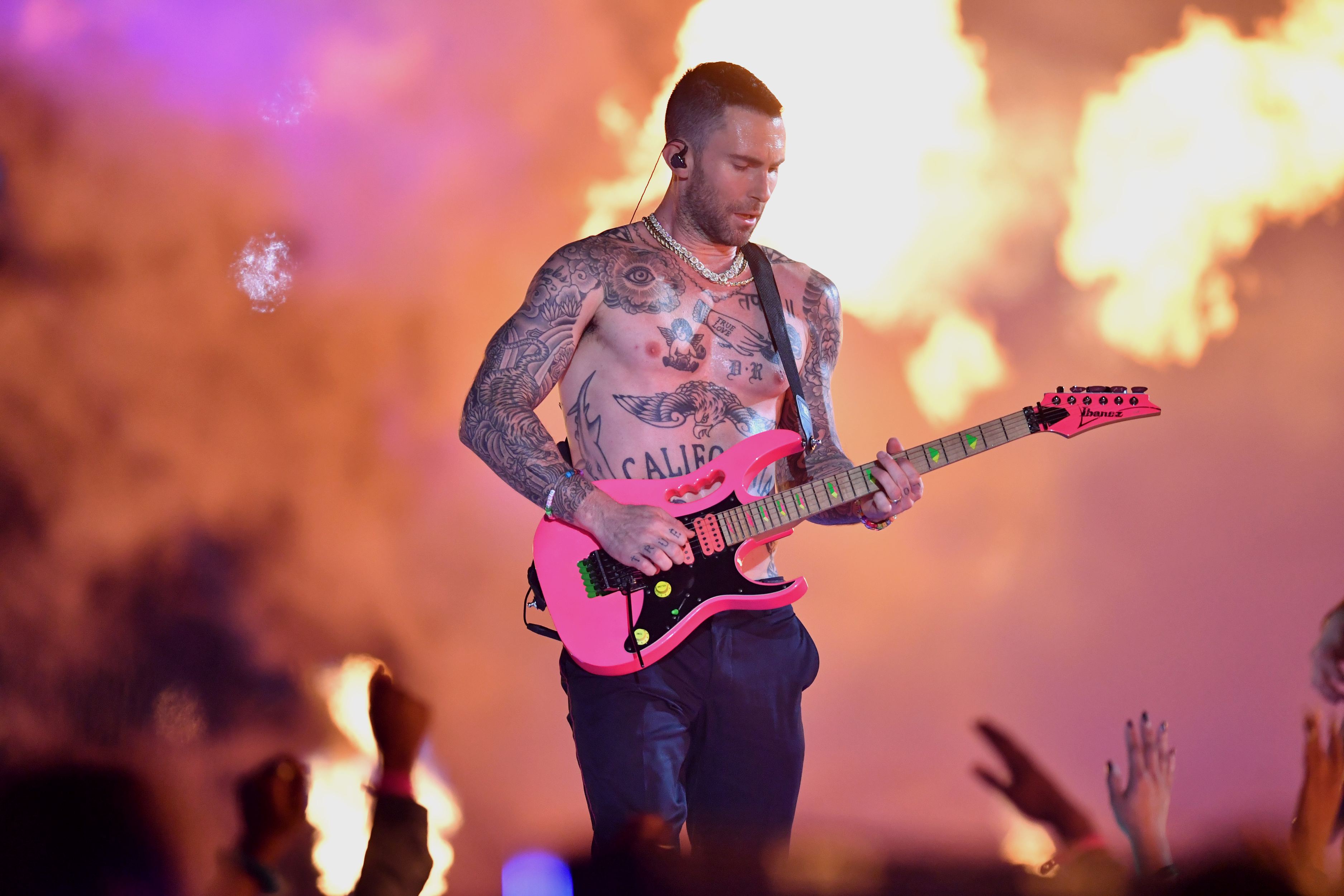 FOTO | Adam Levine, show la bustul gol în pauza Super Bowl 2019. Reacția fanilor a fost neașteptată