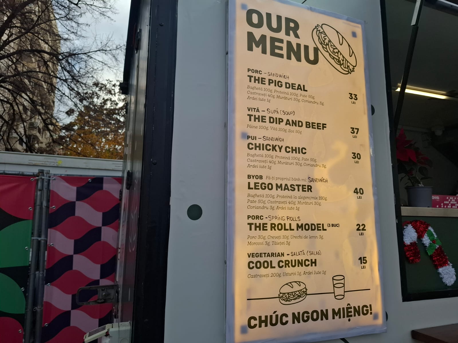 Cât costă un hotdog și o porție de cartofi cu sos cheddar la Târgul de Crăciun din Piața Universității din București. Prețul sare de 50 de lei