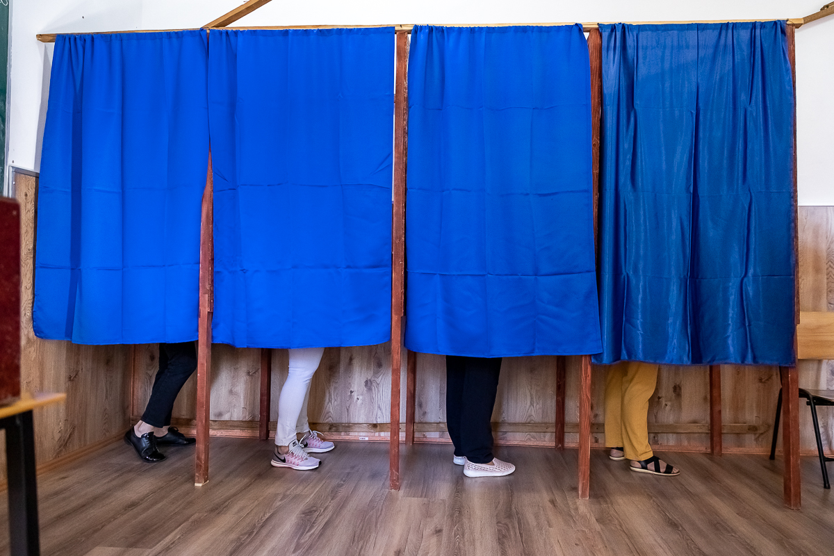 Cozi la alegeri în Ţăndărei, fost focar de Covid-19. Oamenii au votat pentru “şuşale”
