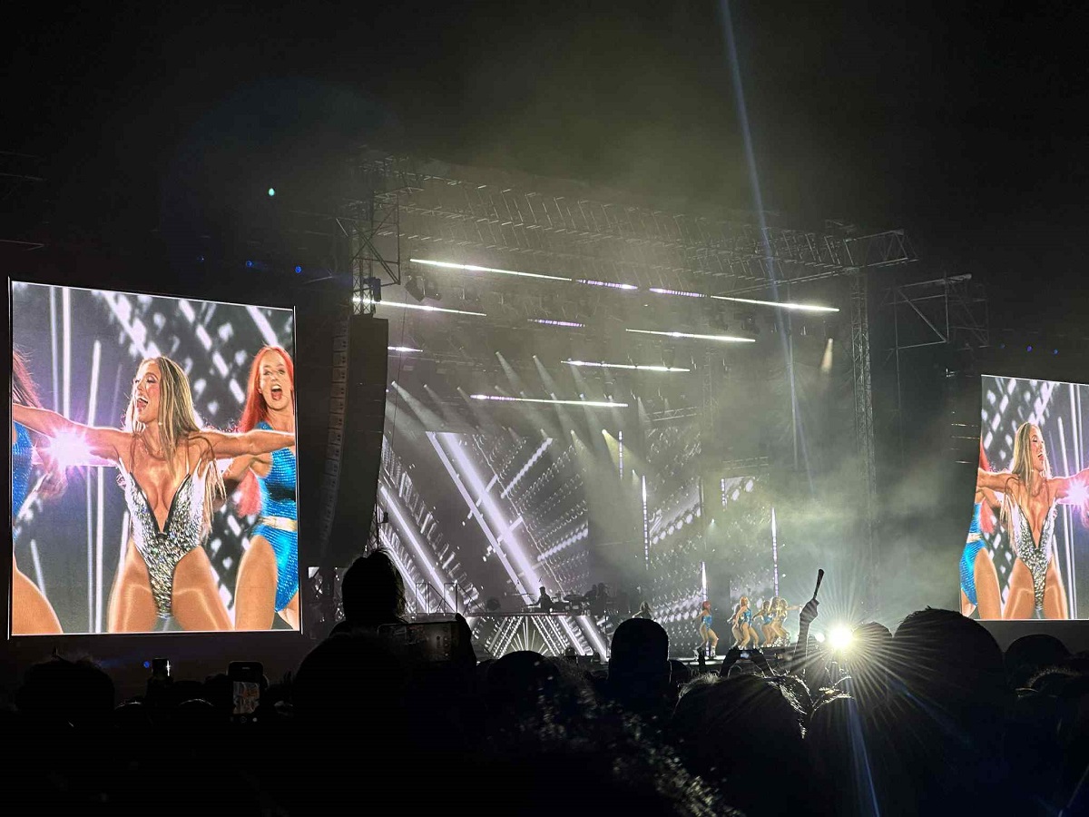 Adelina Pestrițu, criticată după ce a publicat o fotografie alături de Jennifer Lopez: „E fake…ai făcut poza asta cu inteligența artificială”. Răspunsul ei