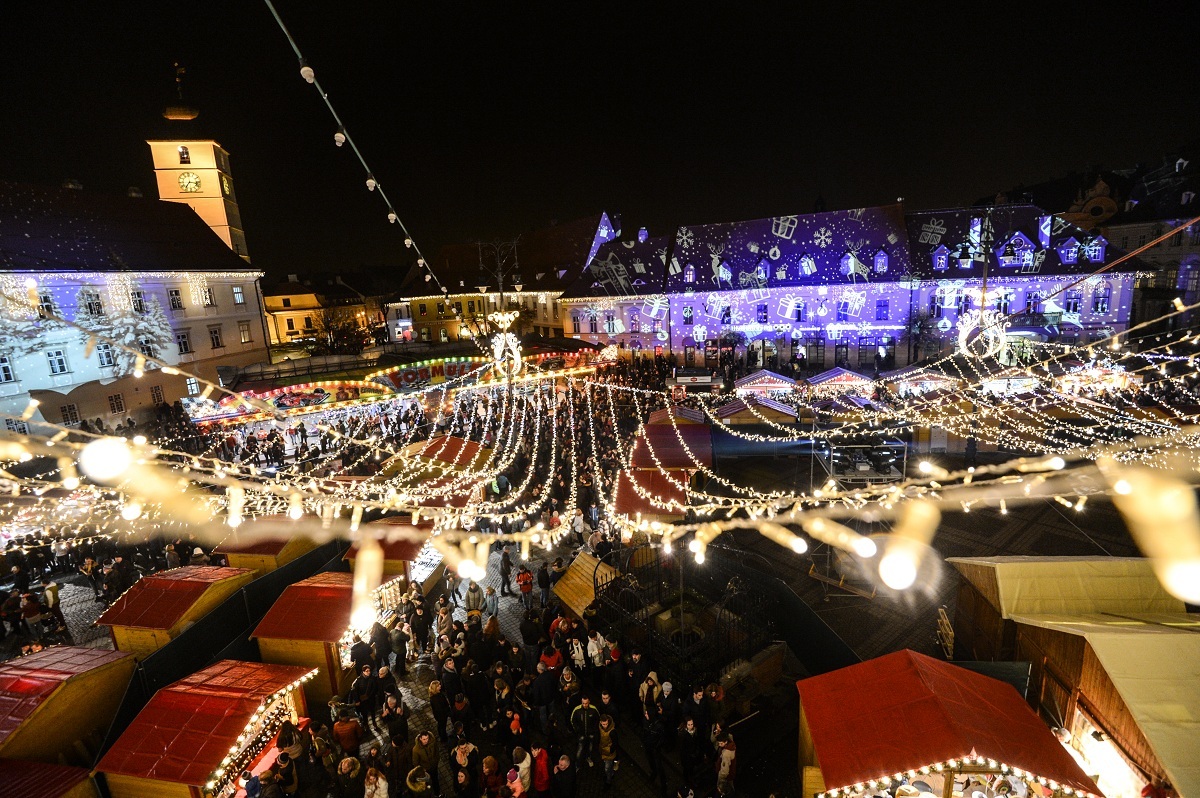 Târgul de Crăciun din Sibiu a început. Proiecția grandioasă din Piața Mare, urmărită de peste zece mii de oameni