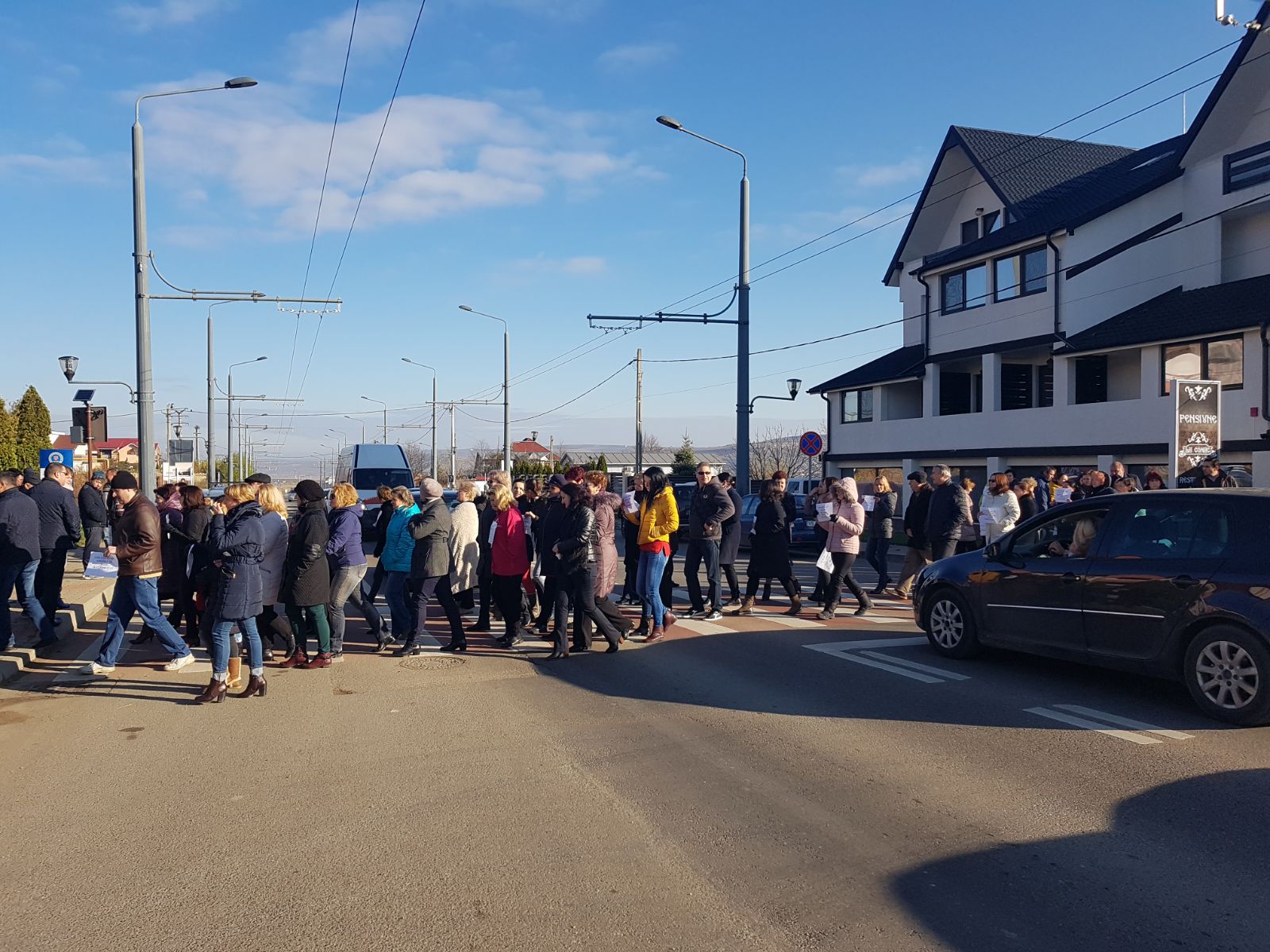 Angajații Protecției Copilului Vaslui au blocat activitatea nemulțumiți că nu și-au primit salariile. Pentru scurt timp, ei au blocat și DN24| FOTO&VIDEO