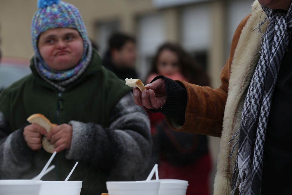 Ambasadorul Marii Britanii la București a servit mâncare oamenilor fără adăpost, în Gara de Nord / FOTO