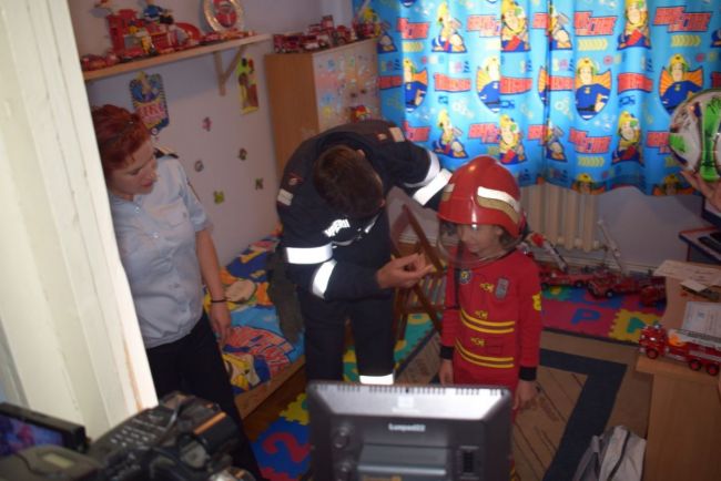 Un puști de 6 ani din Botoșani, mare fan al pompierilor, vizitat de Ziua Copilului de angajații ISU Botoșani