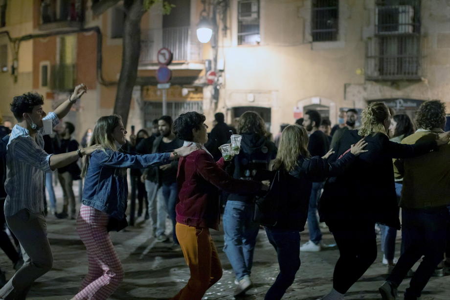 Mii de petrecăreți, goniți de poliție în Barcelona, din centru și de pe plajă, în primul weekend fără stare de urgență