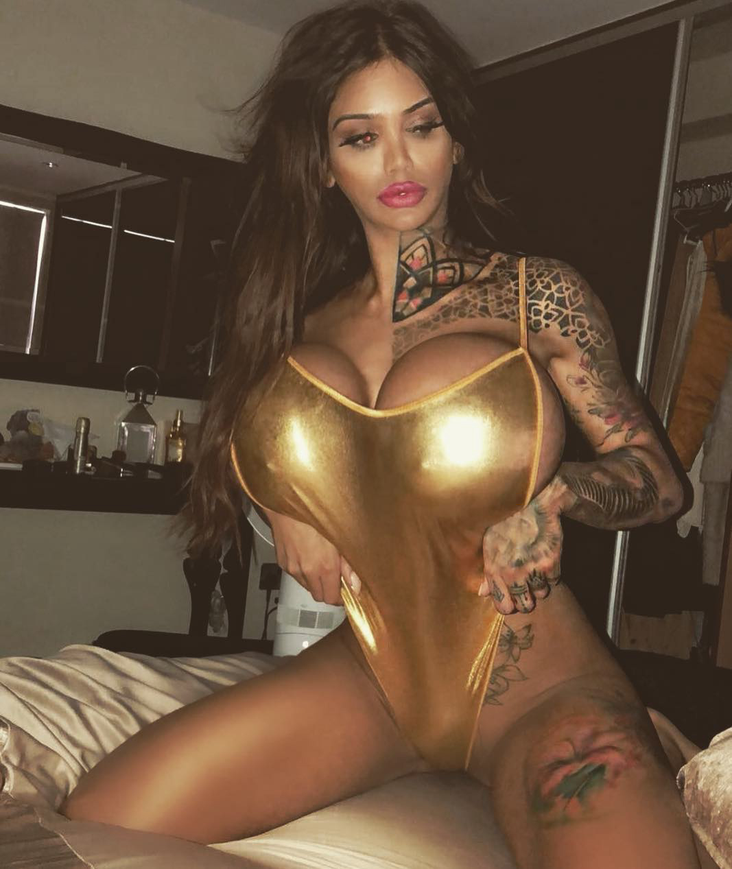 FOTO | Un model pretinde că are cei mai mari sâni din Marea Britanie