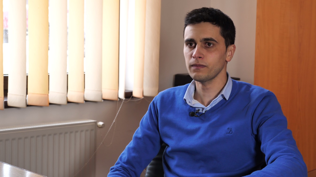 VIDEO/Colonești, satul în care bătaia e ruptă din trai. Femei cu mâini tăiate cu drujba sau toporul