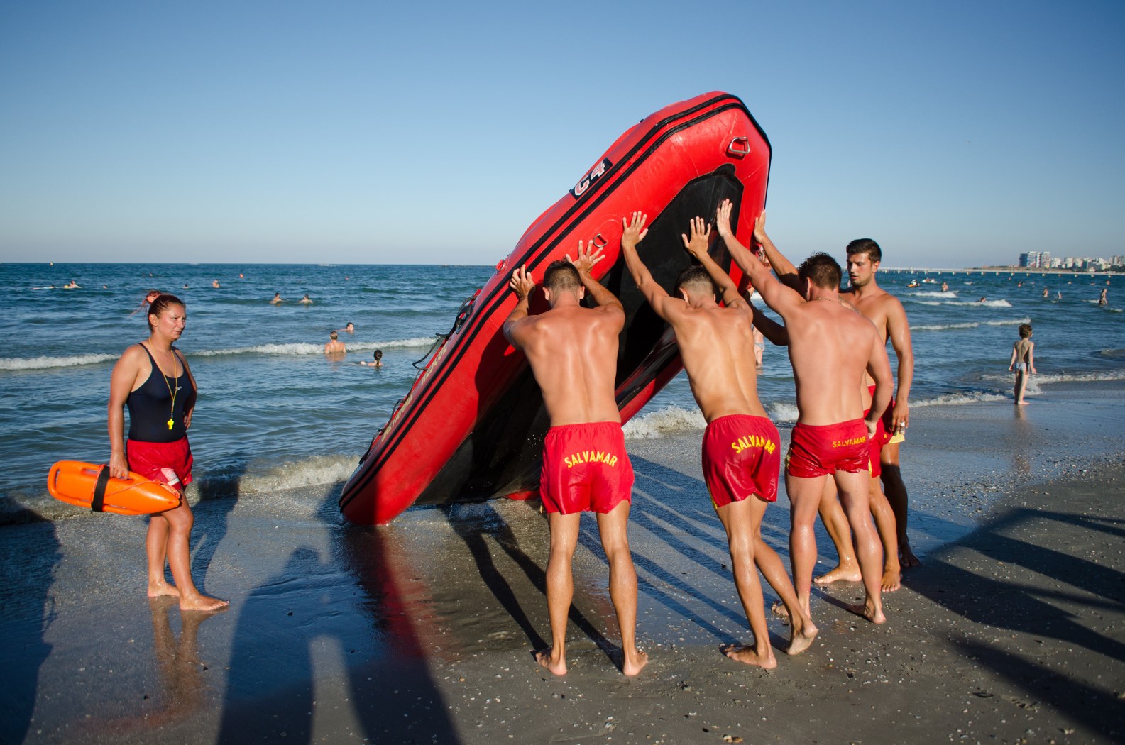 Criză de «salvatoare» pe litoral! Ea e singura fată - salvamar din Mamaia