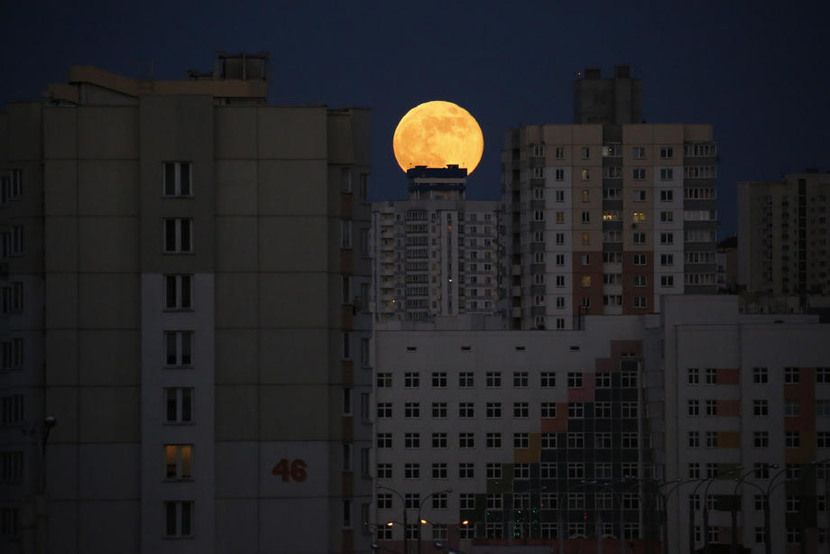 VIDEO | Imagini spectaculoase cu superluna, ultimul fenomen astronomic de acest fel din anul acesta