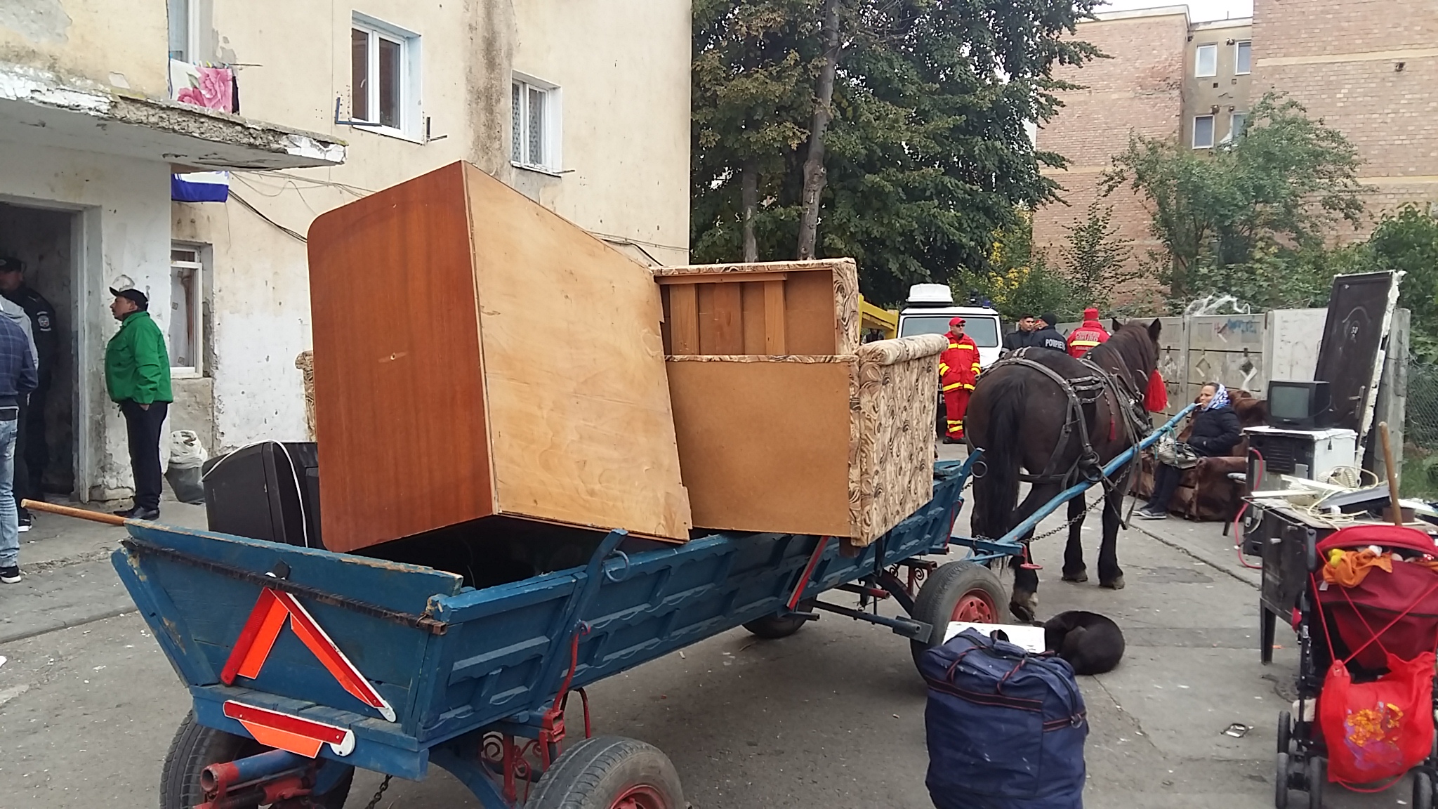 VIDEO REPORTAJ/ Evacuare cu scandal din blocul "Turturica", la Alba Iulia: „Suntem aruncaţi în stradă ca nişte şobolani”| GALERIE FOTO