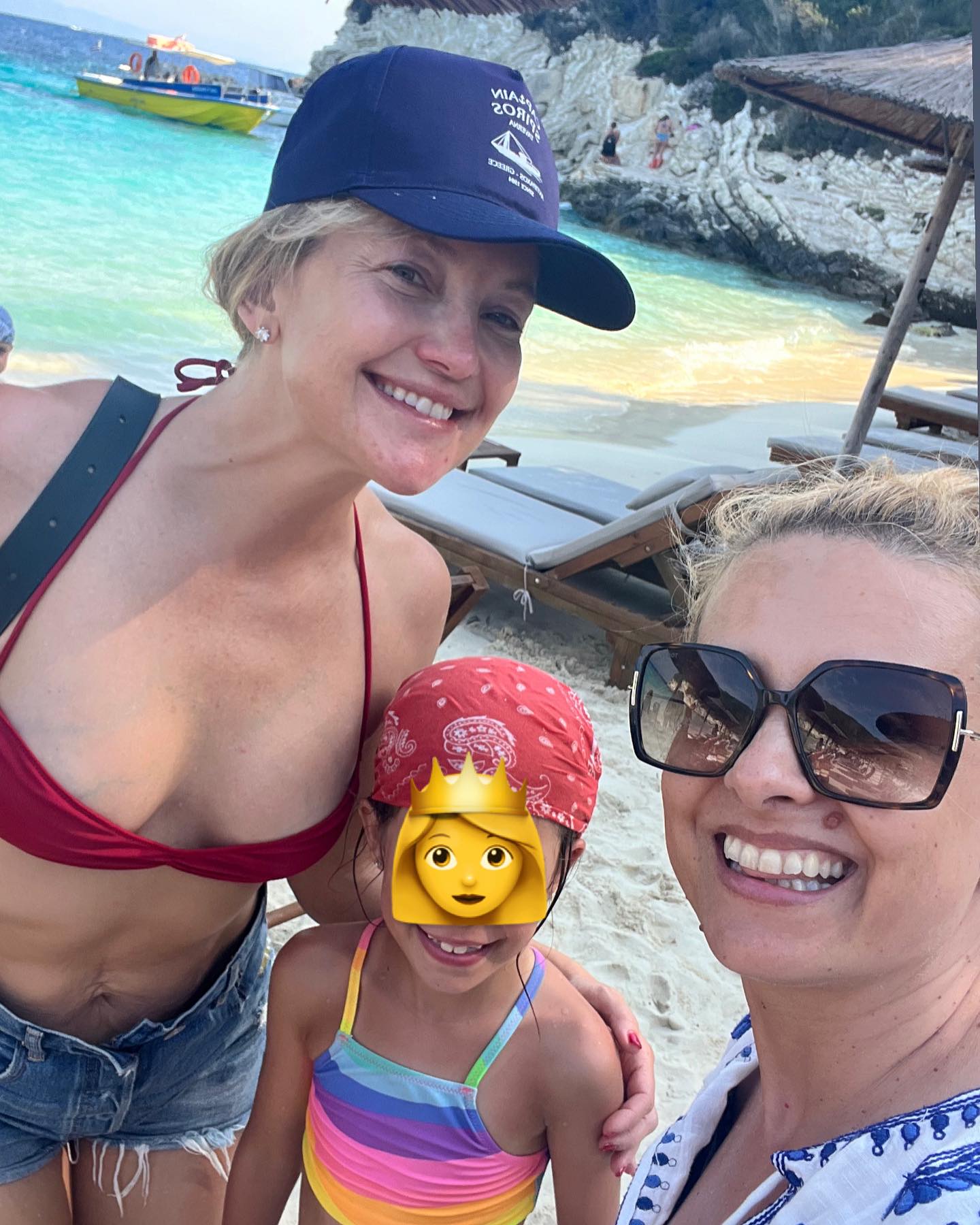 Simona Gherghe s-a întâlnit cu Kate Hudson în vacanța în Grecia: „Cu un amestec de emoție și jenă să n-o deranjez, am rugat-o să facă o poză cu noi”